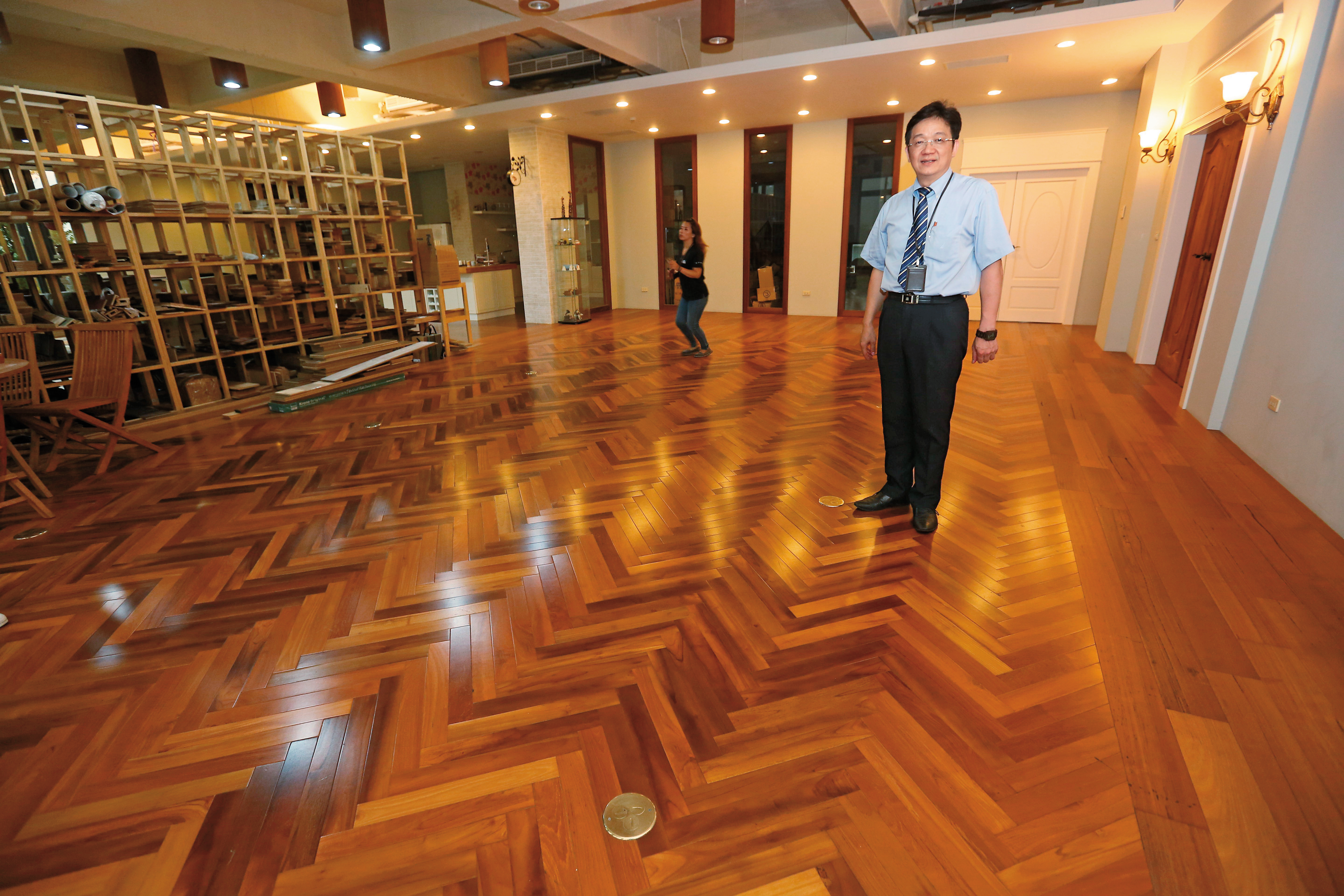 蘇振毅辦公室前方這一大片地板，是用杜拜哈里發塔出貨後的剩料做的，同樣採人字形拼貼。