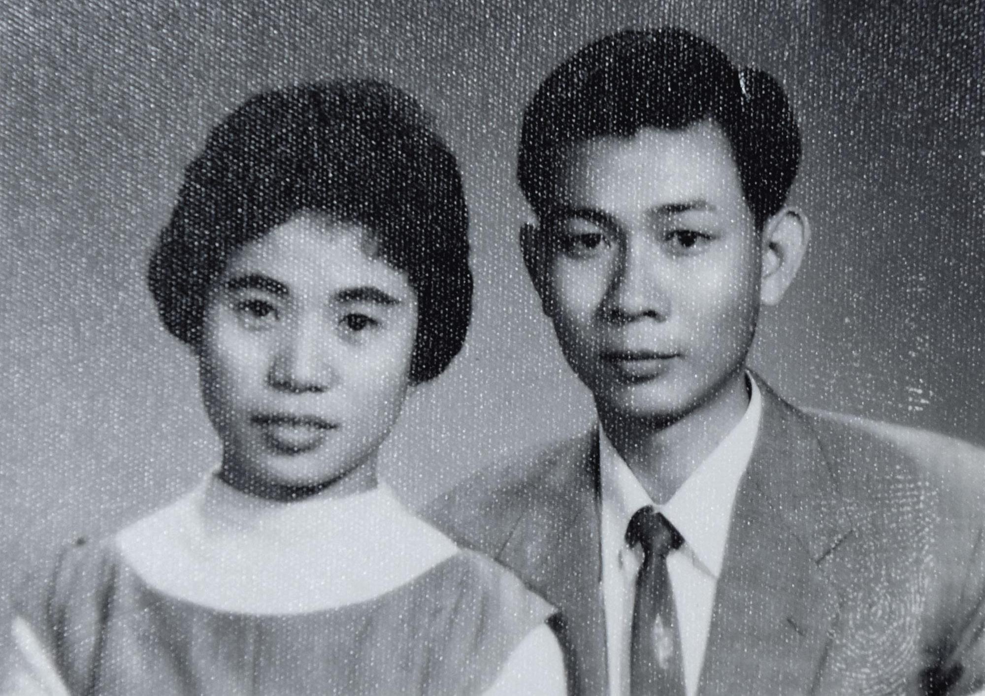1958年,黃金(左)與從事成衣加工的蔡榮陽(右)結婚。(黃金提供)