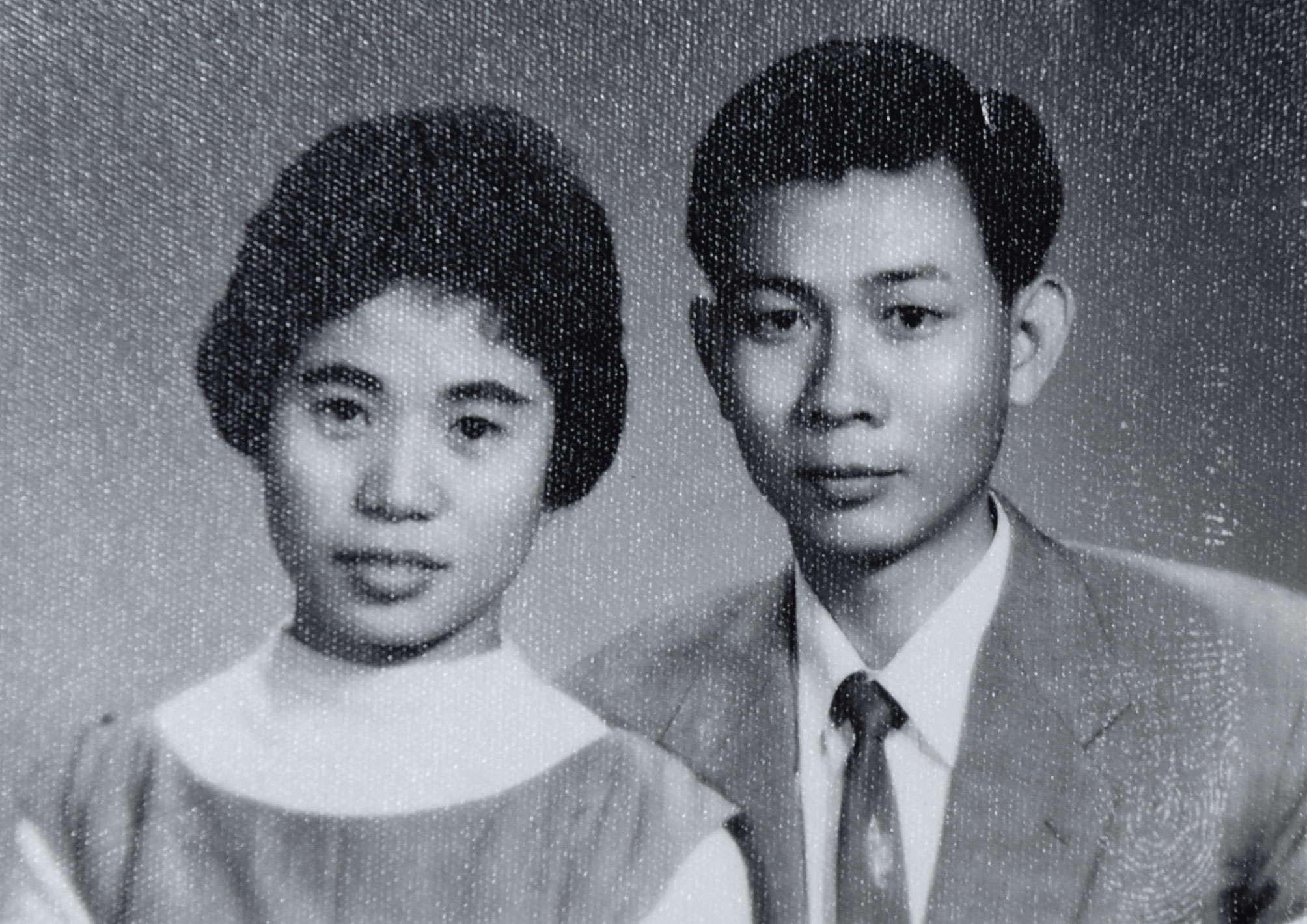 1958年，黃金（左）與從事成衣加工的蔡榮陽（右）結婚。（黃金提供）