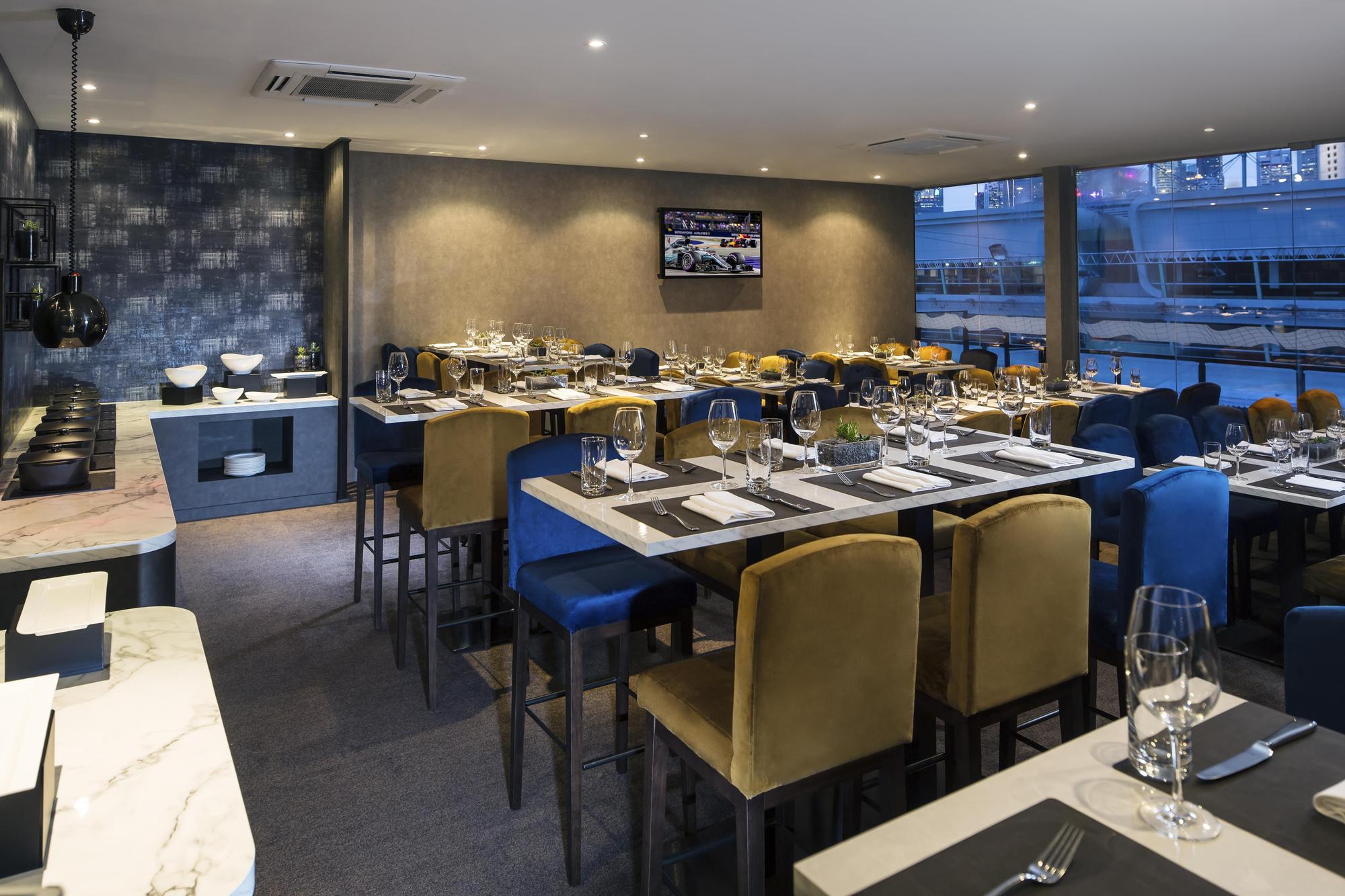 在「Sky Suite」能飽覽濱海灣賽道的壯麗景色,還可到屋頂酒吧「Sky Terrace」,喝調酒、品美饌。 (Singapore GP Pte Ltd提供)