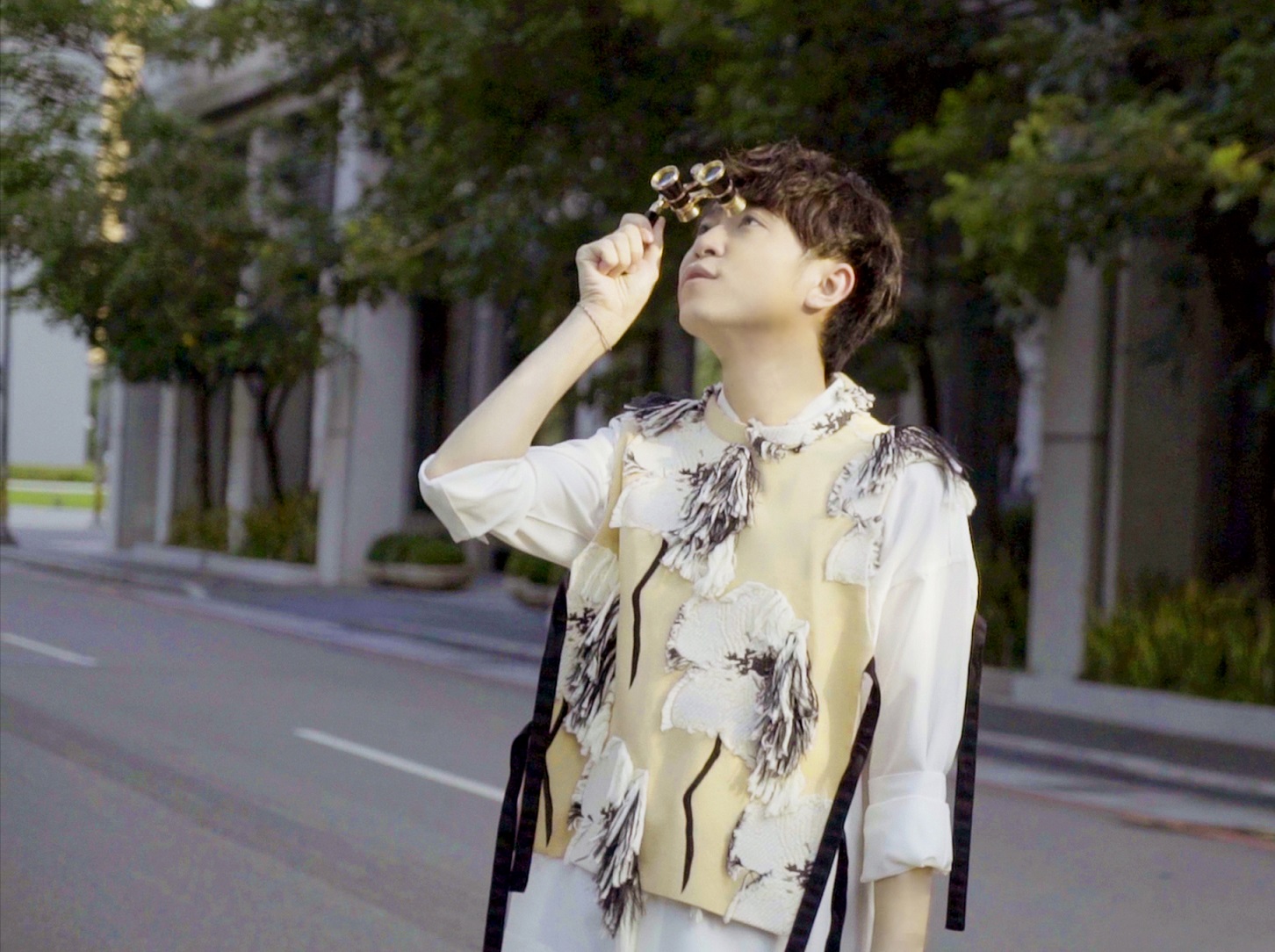 青峰身為台中花博推廣大使，為了主題曲〈請聽〉踏遍台中拍攝MV取景。（大房小山音樂提供）