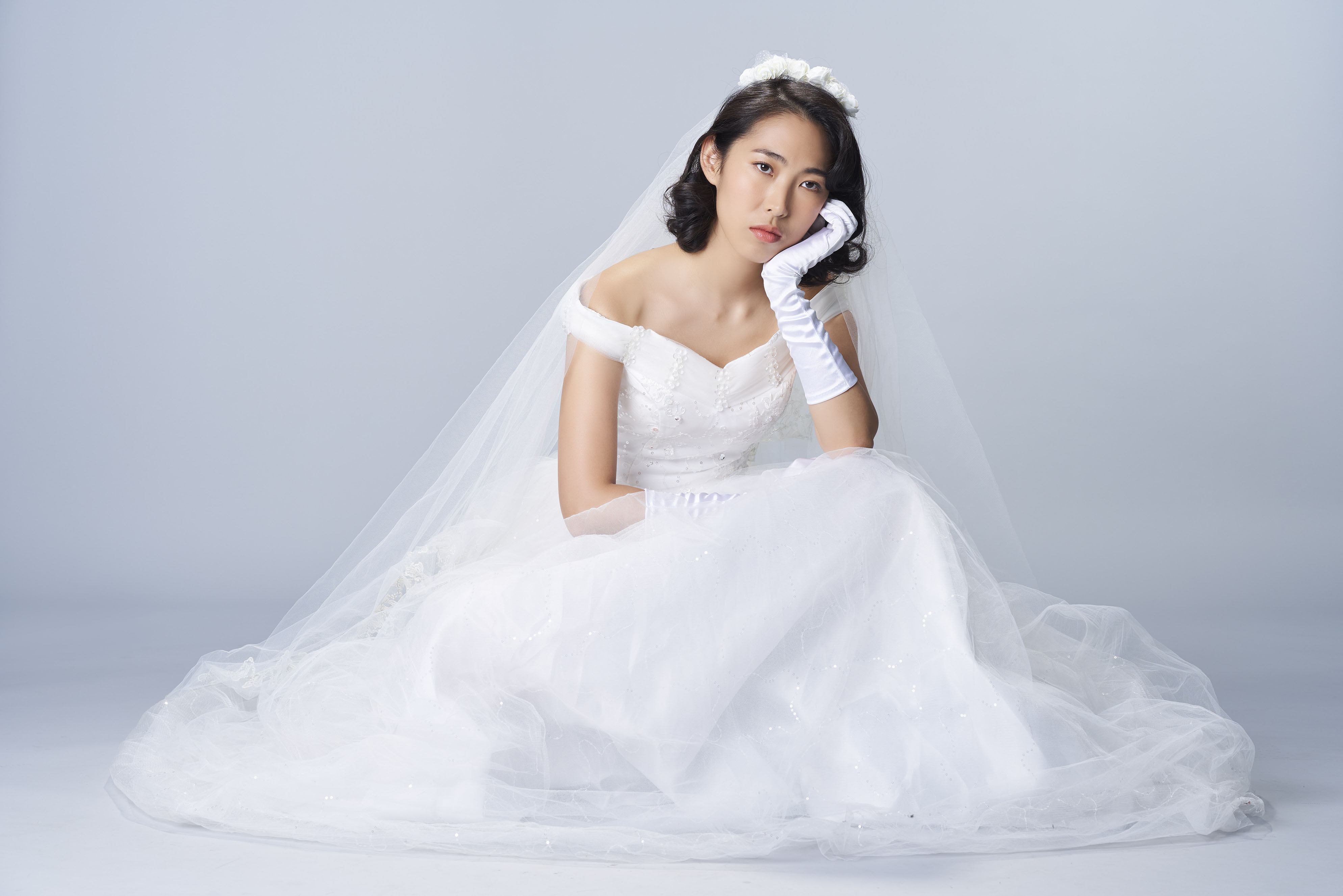 王若琳新歌〈Sabrina Don't Get Married Again!)〉MV,以偽紀錄片形式 呈現「史上最衰的一場婚禮」。(索尼提供)