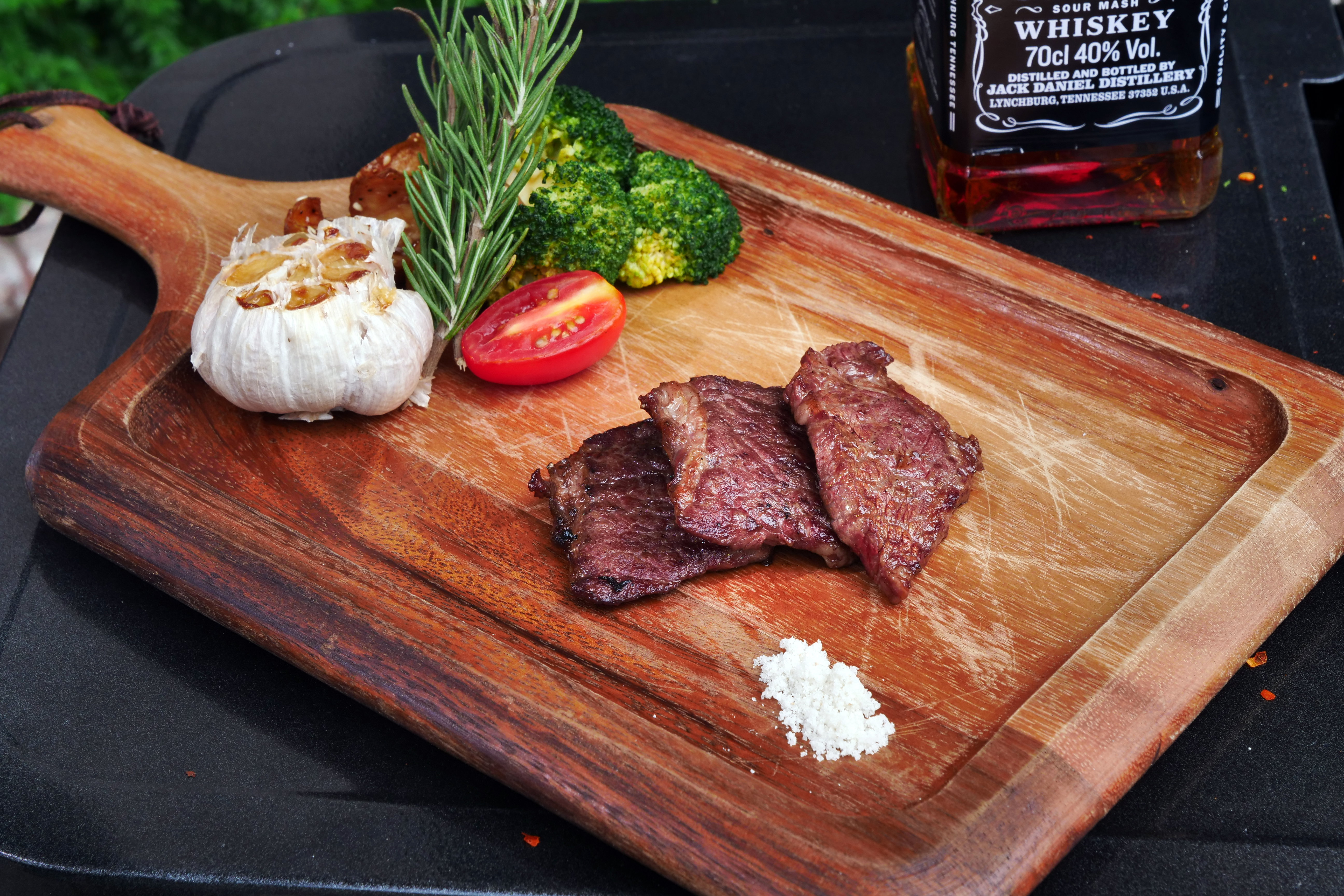 跟著五星飯店主廚，如法炮製「威士忌酒香牛肩小排」，中秋烤肉技高一籌。