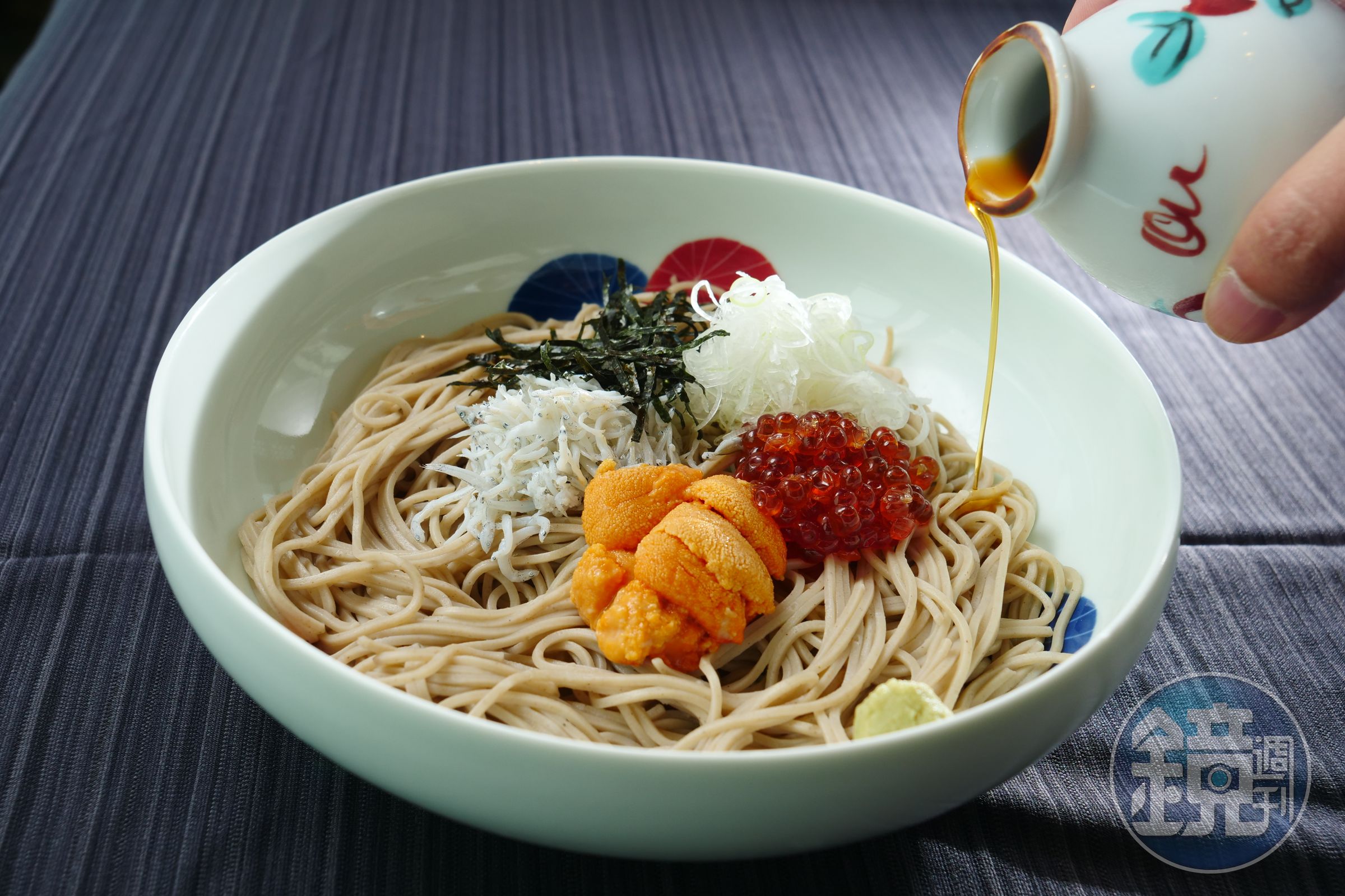 菜な推出「海膽鮭魚卵魩仔魚涼拌麵」屬於創意拌麵，充滿海味鮮甜。（630元／份）