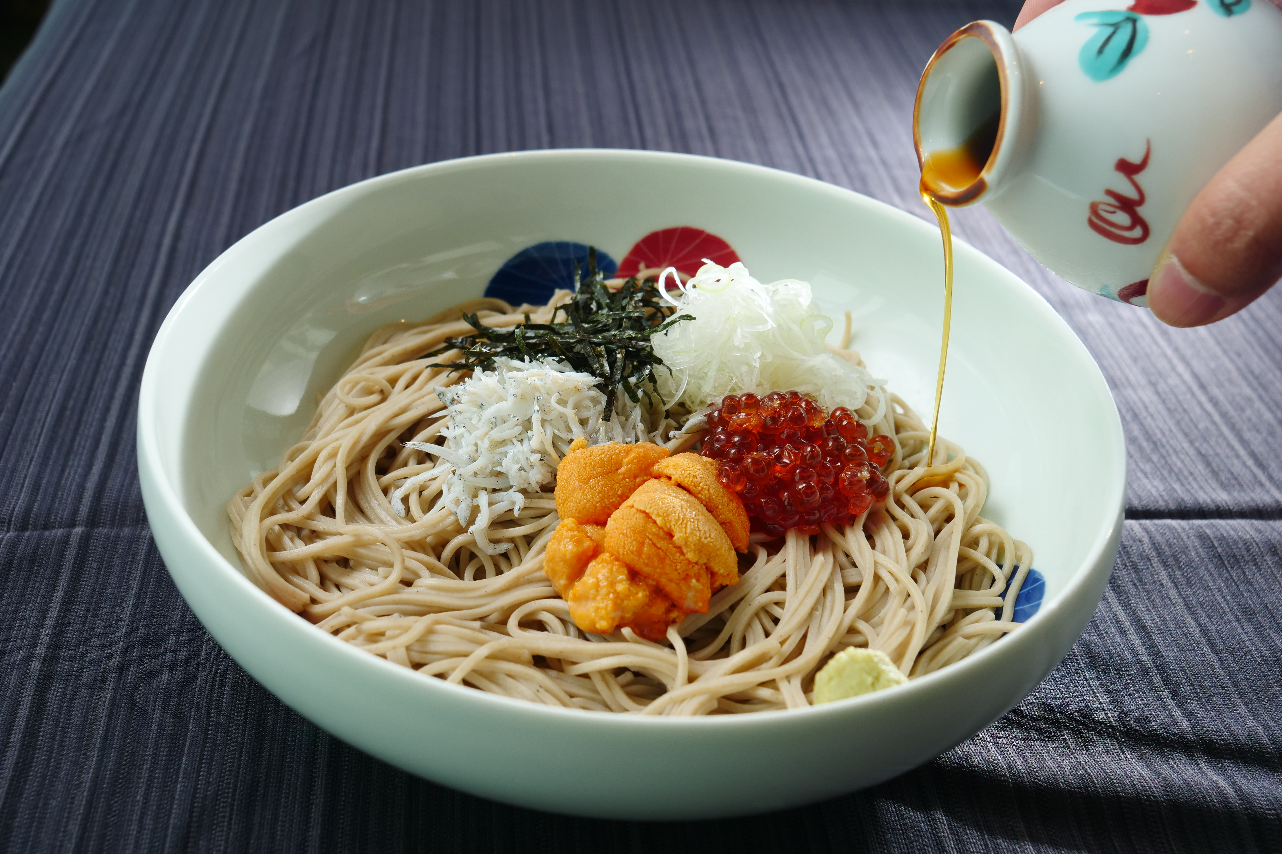 菜な推出「海膽鮭魚卵魩仔魚涼拌麵」屬於創意拌麵，充滿海味鮮甜。（630元／份）