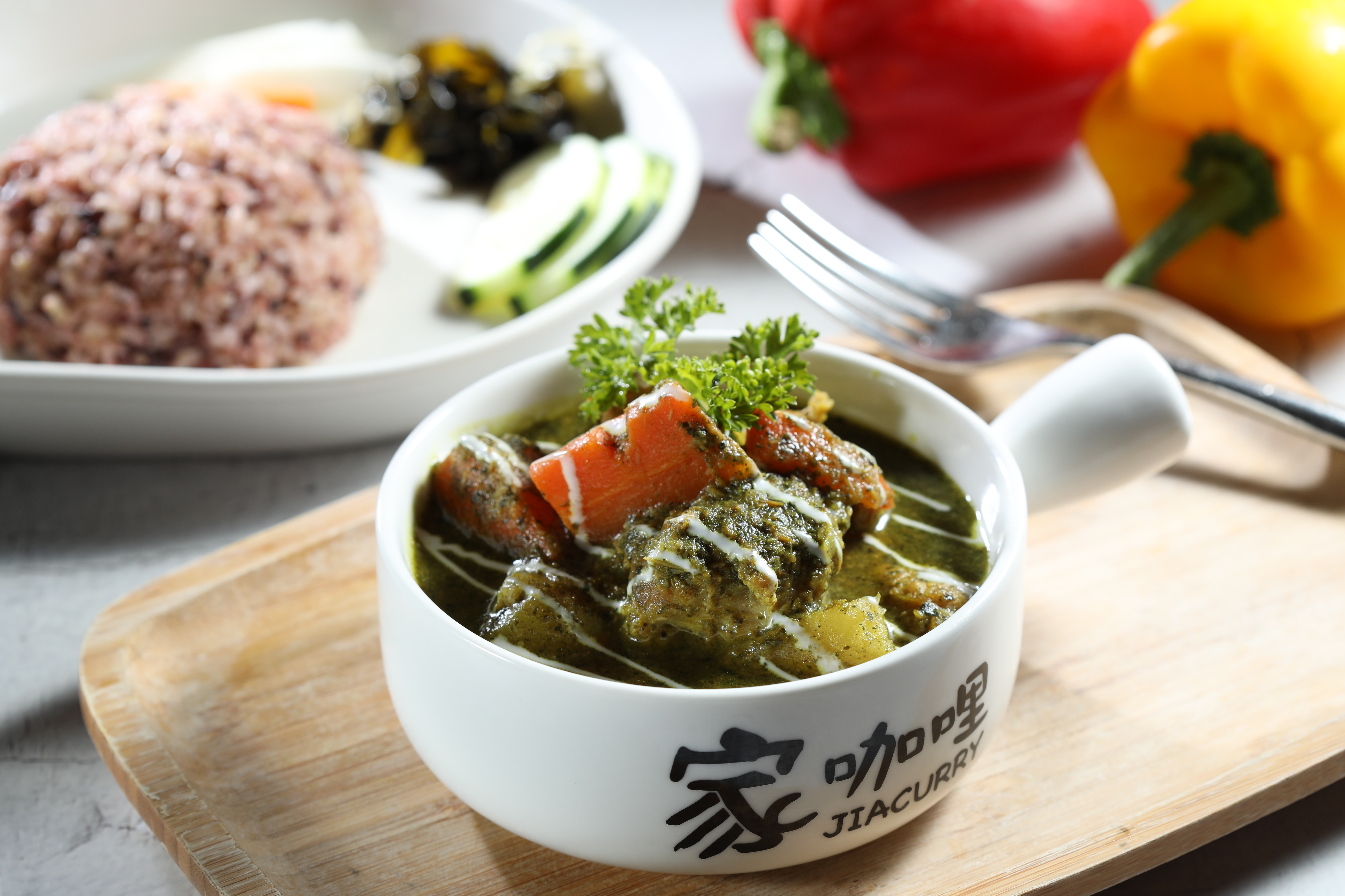 「邦查綠咖哩豬」以山茼蒿顛覆綠咖哩印象，溫潤適口。（268元／份）