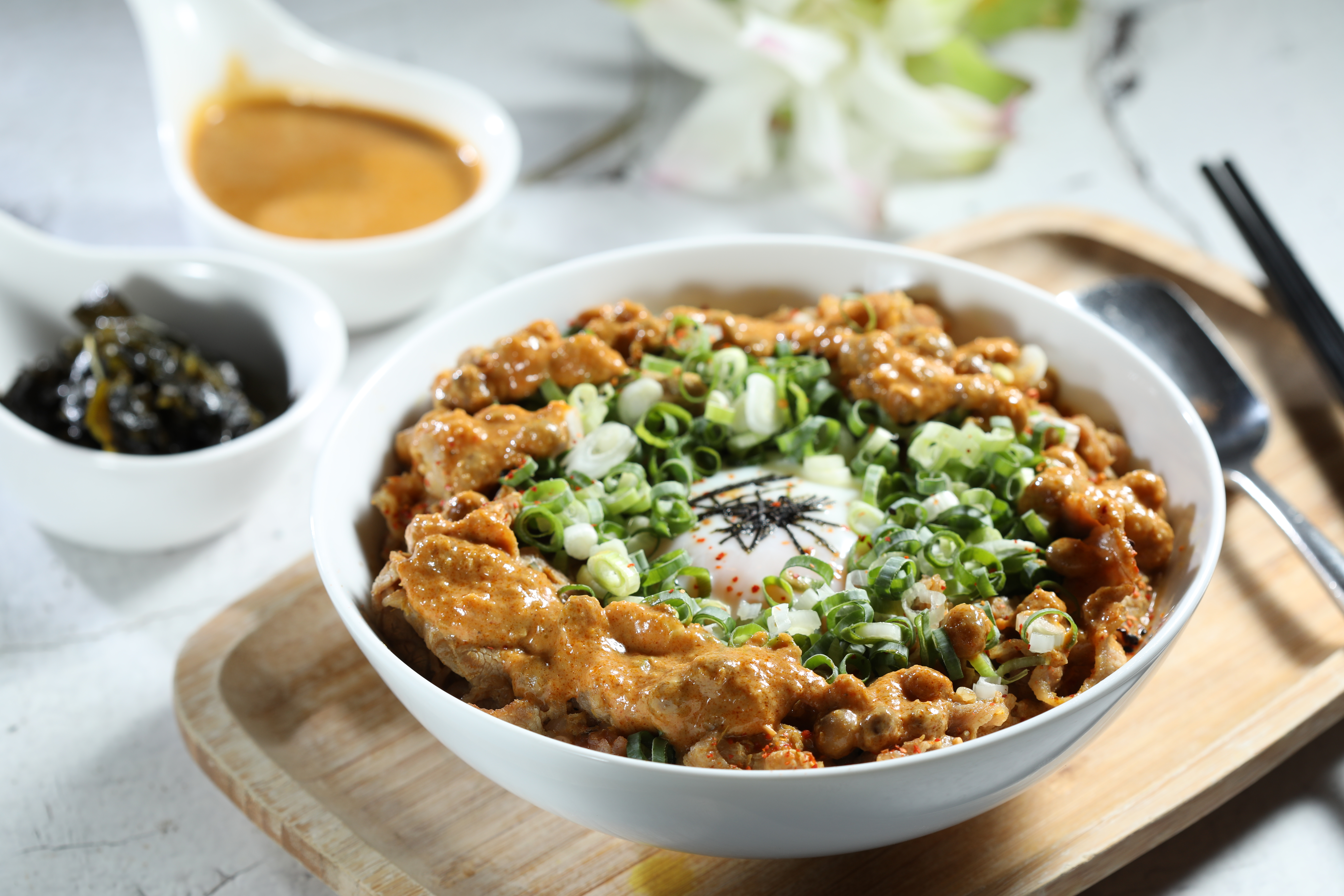 「樹豆紅牛丼」半熟蛋的順滑與咖哩醬包覆著薄切牛肉，頗為涮嘴。（288元／份）