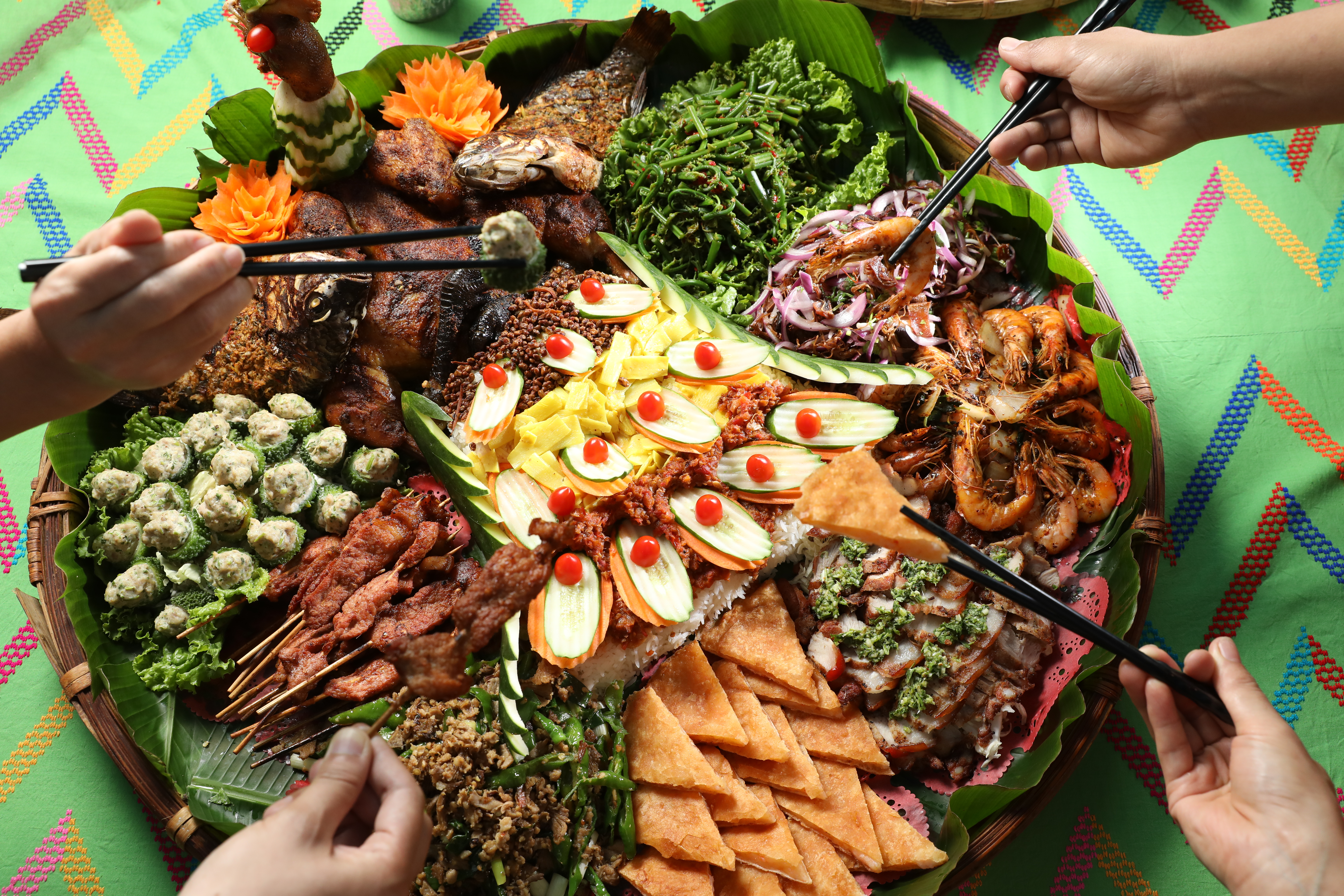 「山頭手抓飯」在滇緬僑民間聲名顯赫，這天甚至有人遠從彰化開車北上指定要吃這一味。（1,500元／3人份起，圖中為4,500元／10人份）