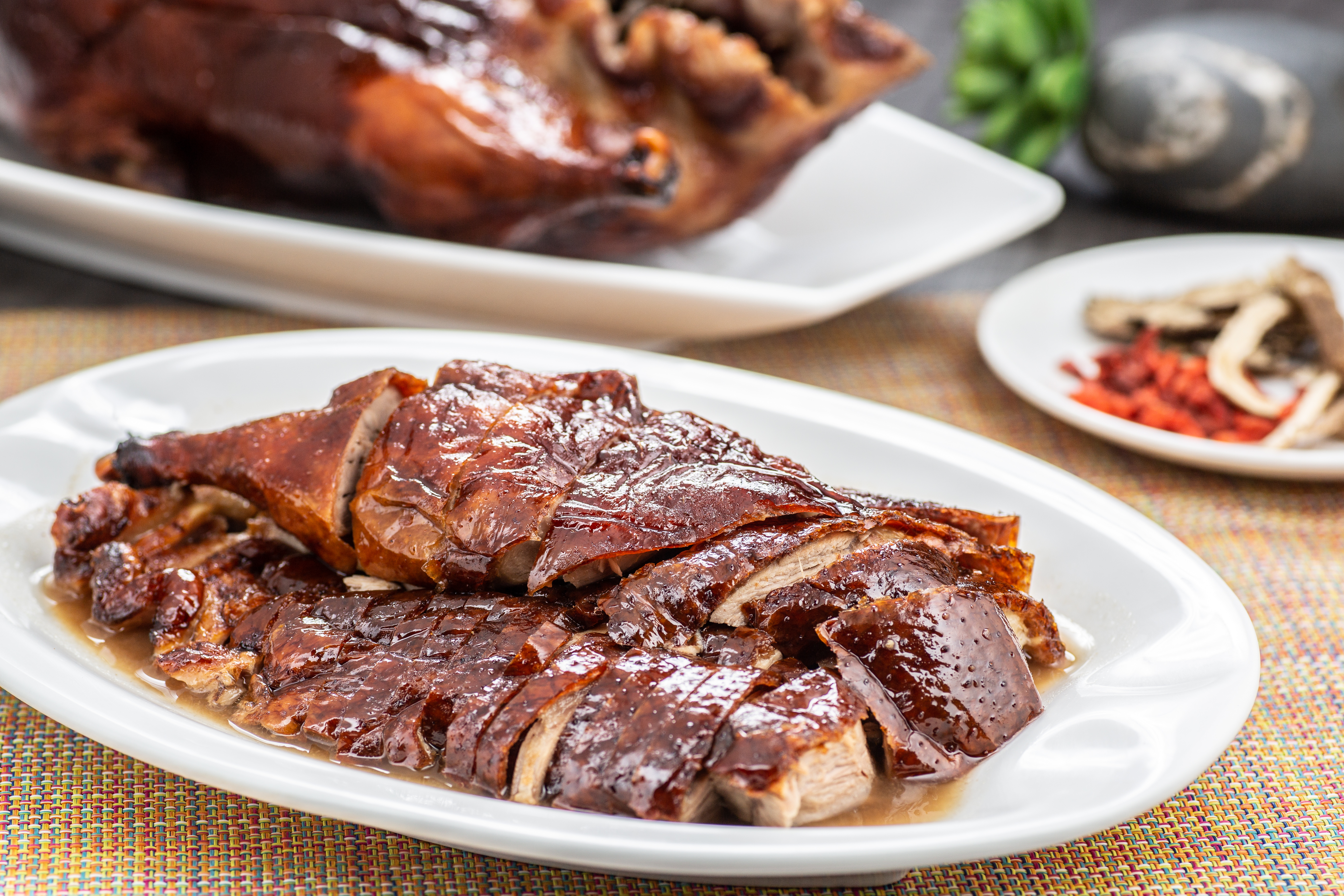 「當歸烤鴨」每日限量30隻，烤鴨精華化作醬汁，一滴也不浪費。（950元／中份）