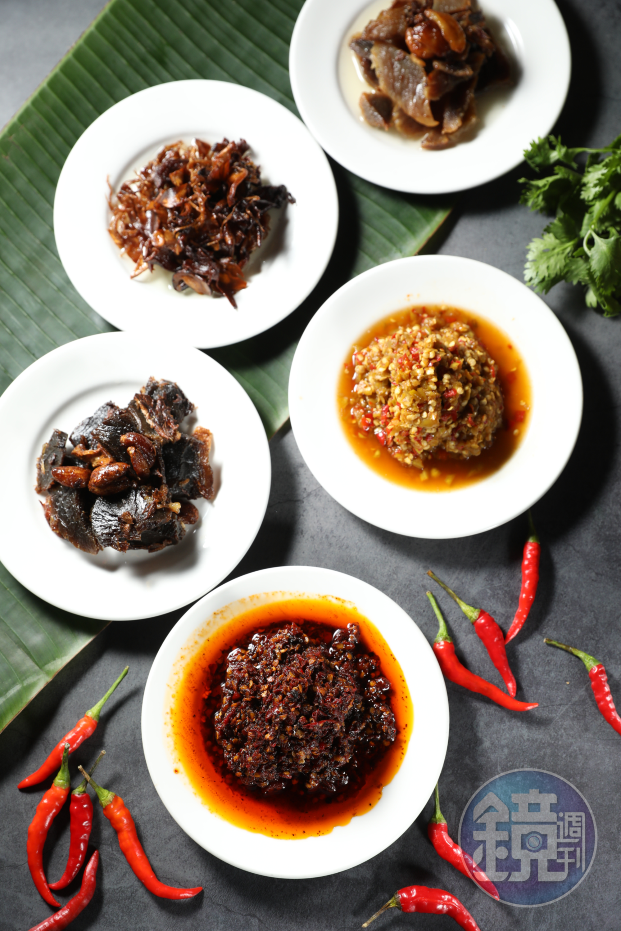 泰廚世家也單賣罐裝加工食品，「麻辣辣椒」（前）加了雲南黑花椒和越南胡椒，還有費工的牛肉乾、用綜合菇蕈慢火炸製的「油雞樅」，都很適合嗜辣之徒。（150元起／小罐）