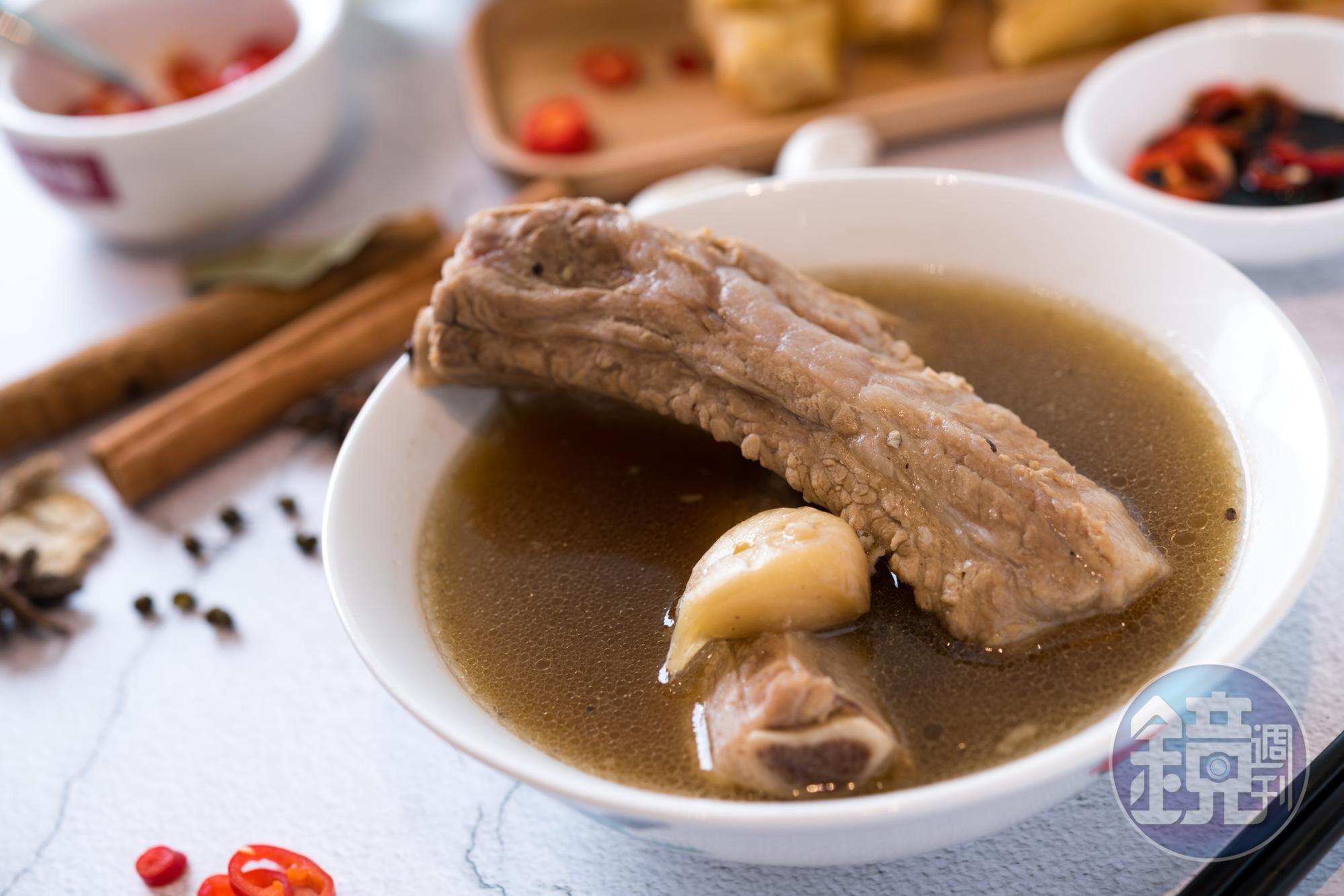 新加坡的潮汕式肉骨茶胡椒香氣較重。(本刊資料照)