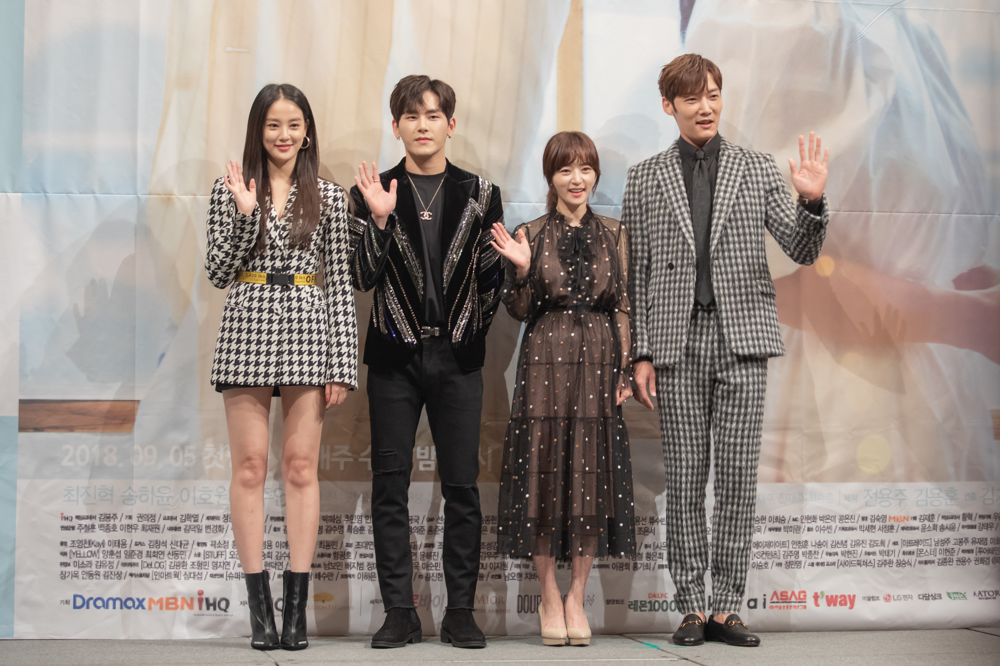 崔振赫、宋昰昀、Hoya與李周妍（右起）一同出席《馬成的喜悅》記者會。（KKTV提供）