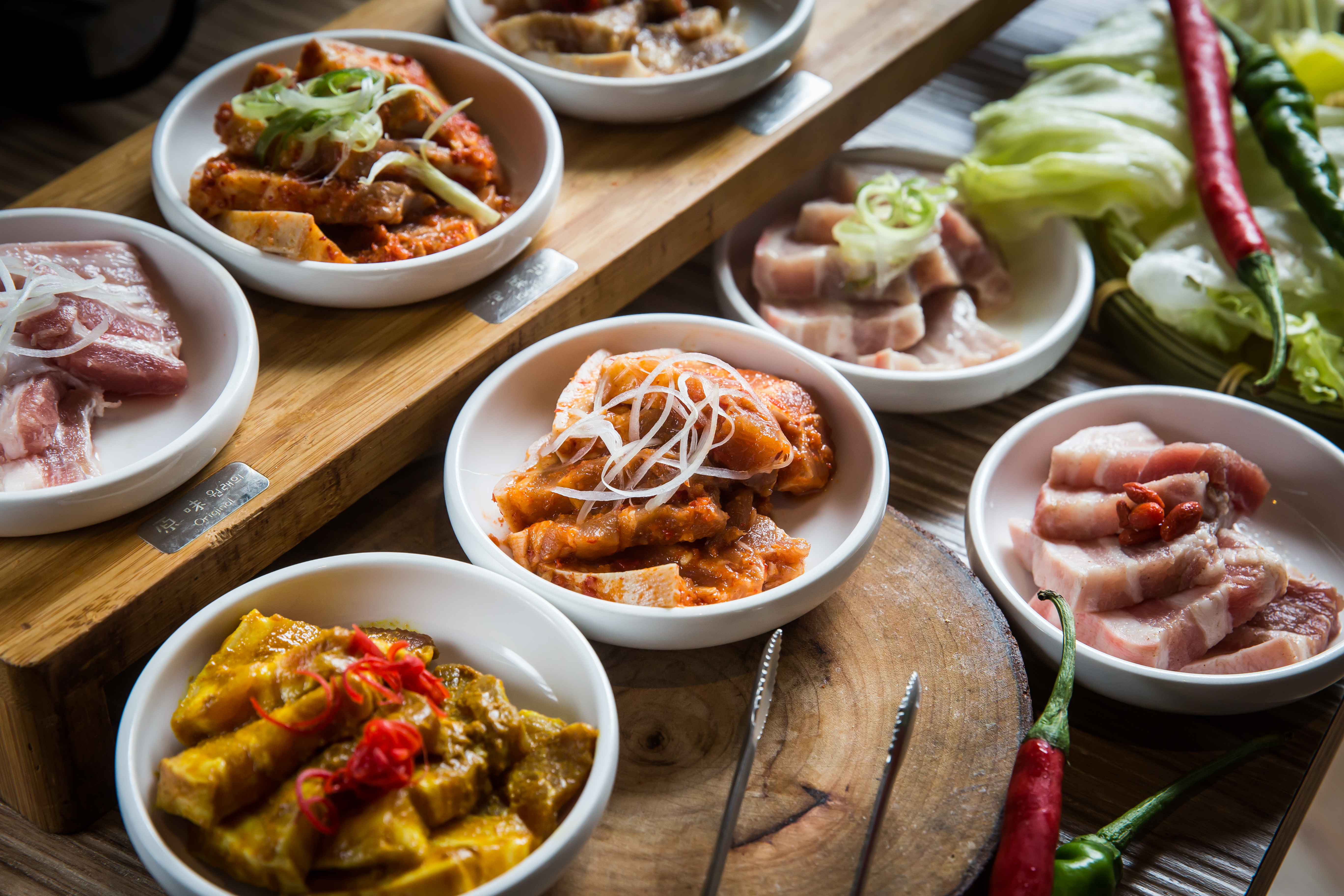 韓斤麻浦為精緻韓式炙鐵燒肉，招牌「焰彩七味燒」深受女性顧客喜愛。（890元／份）