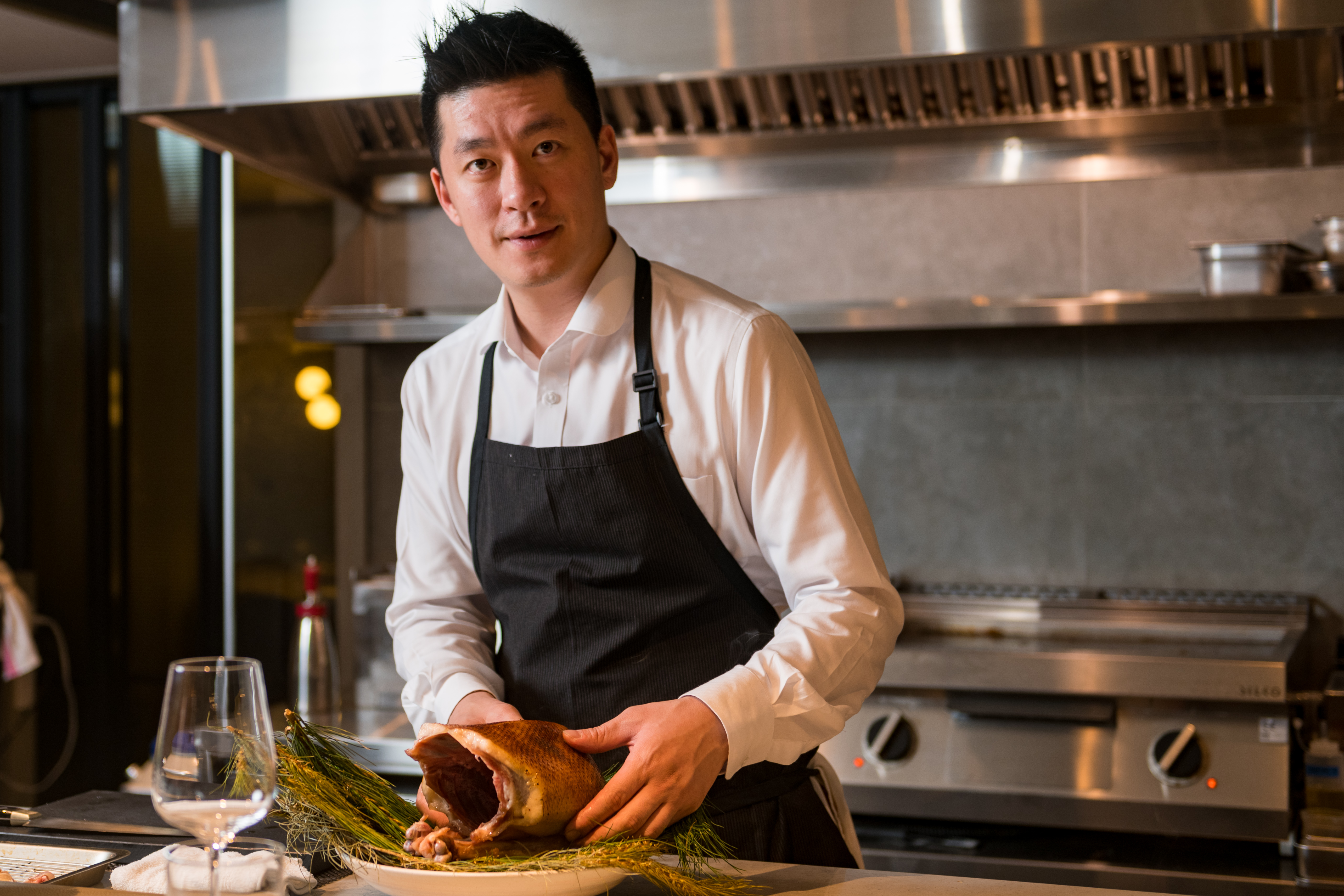 近期受到高度矚目的新餐廳「Impromptu by Paul Lee」，餐廳老闆兼主廚李皞（Paul Lee）會在有如日料餐廳的板前親自上菜，坐在板前用餐，可直接感受料理者的料理觀點及技藝。