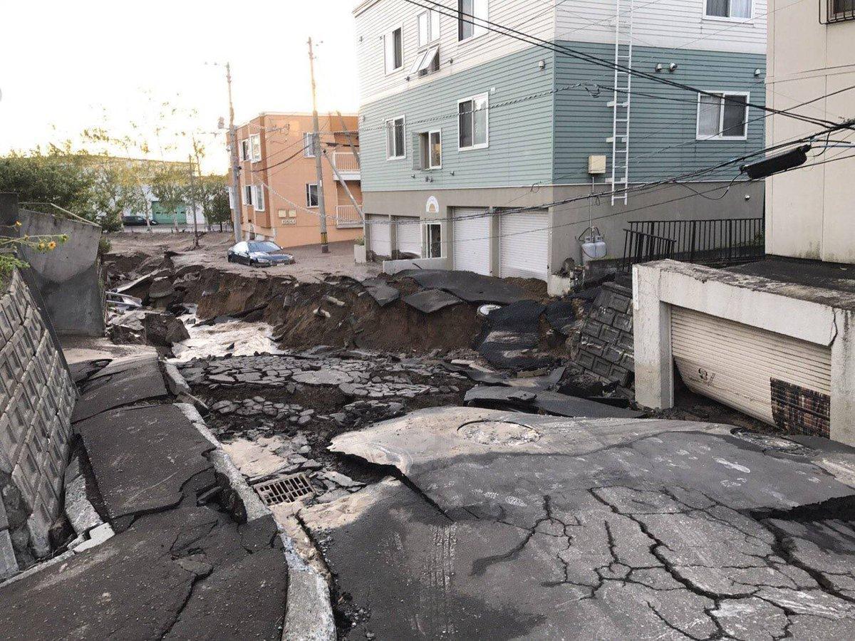 北海道發生規模6.7強震,現場滿目瘡痍。(翻攝自推特)