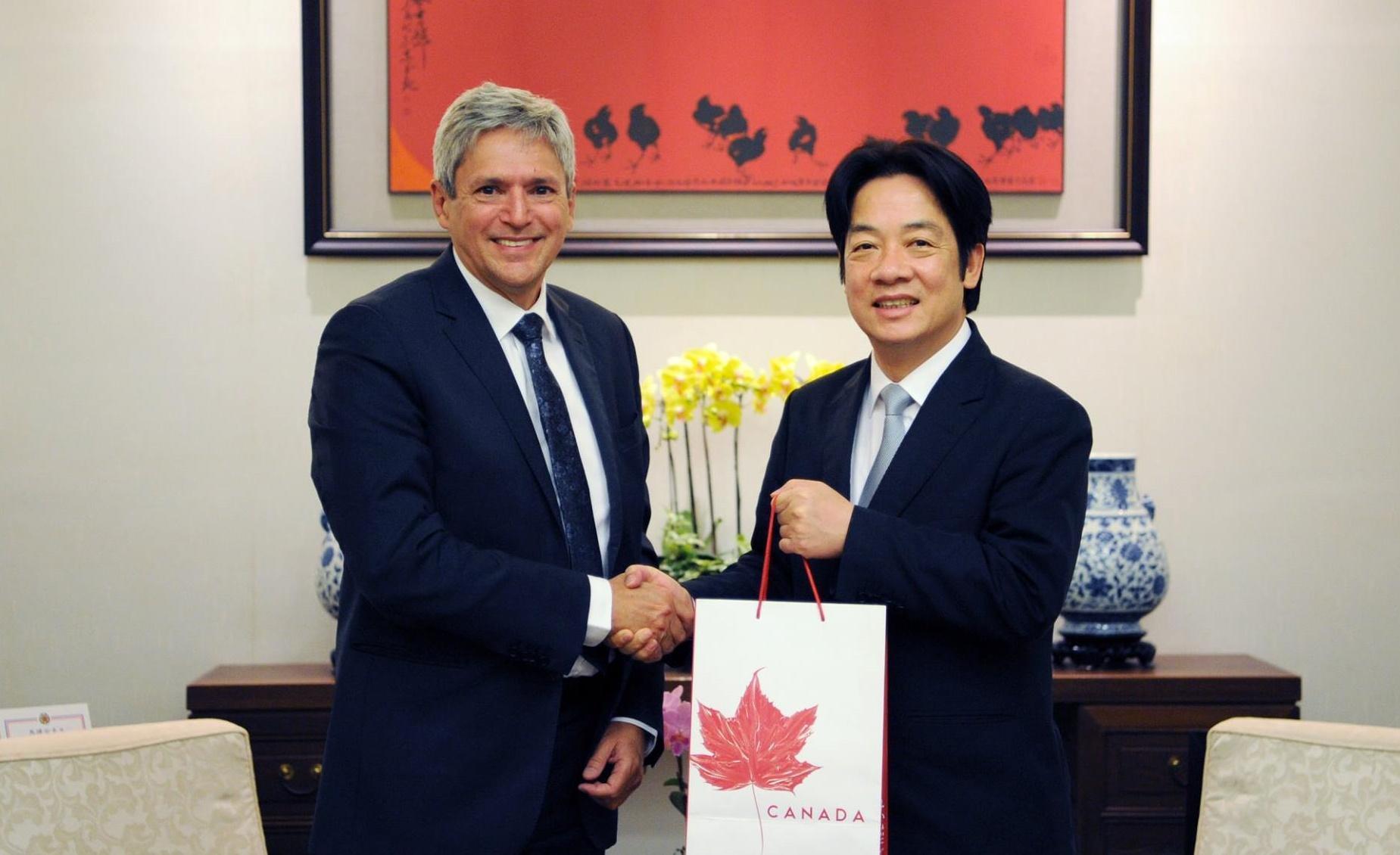 上週蔡政府首度執行死刑，引來加拿大駐臺北貿易辦事處po文促廢死，圖為辦事處代表馬禮安4月拜會行政院長賴清德。（翻攝自加拿大駐台北貿易辦事處粉絲專頁）