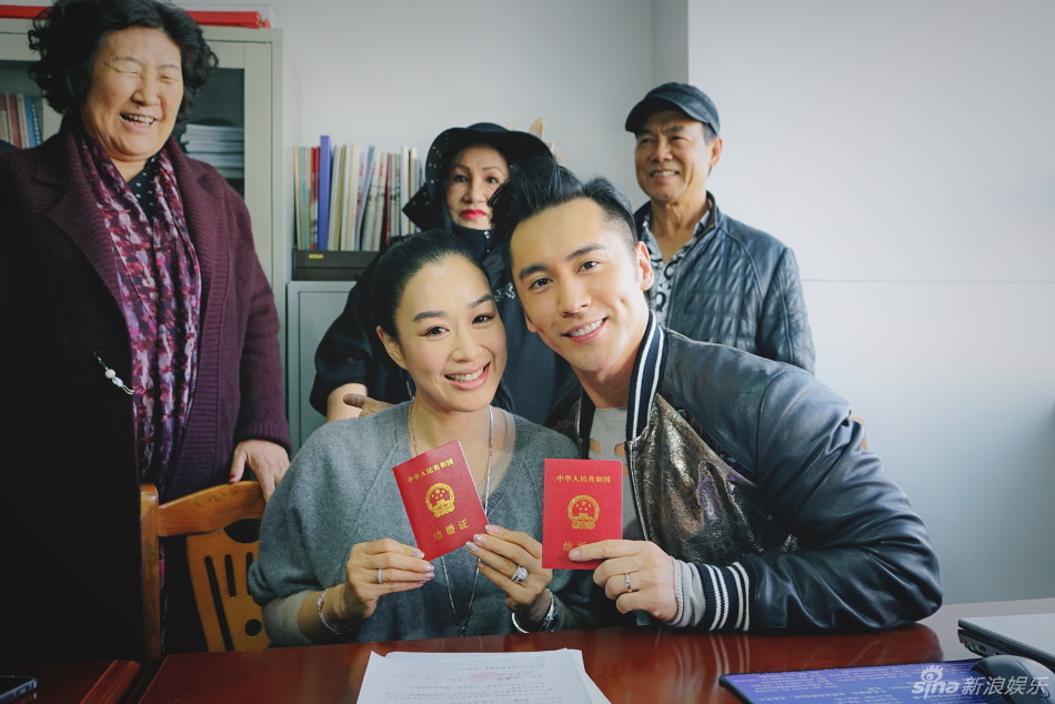 鍾麗緹透露自己在做試管嬰兒，希望能擁有和張倫碩愛的結晶。（微博）