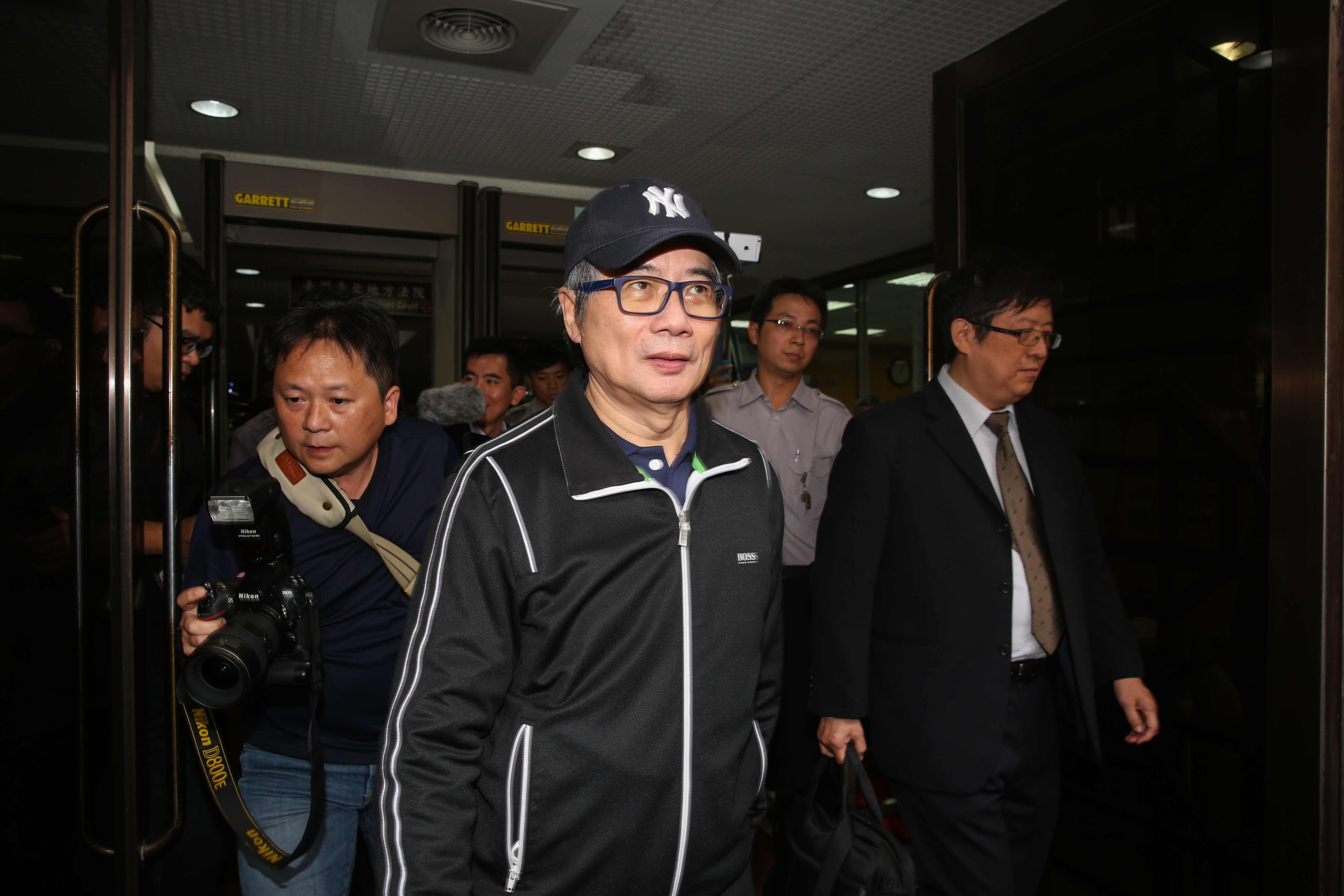 蔡正元欲赴美探視罹癌女兒，向法院聲請解除境管，被台北地院裁定駁回。