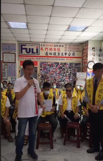 台北市議員李慶元開直播控訴中華地政事務所涉買屋詐騙。（翻攝臉書）