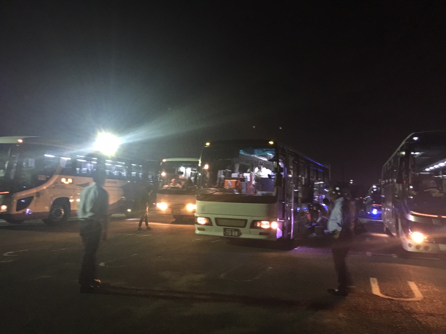 燕子颱風侵襲日本關西機場，中國派車疏散，台籍客偷搭逃難。（民眾提供）