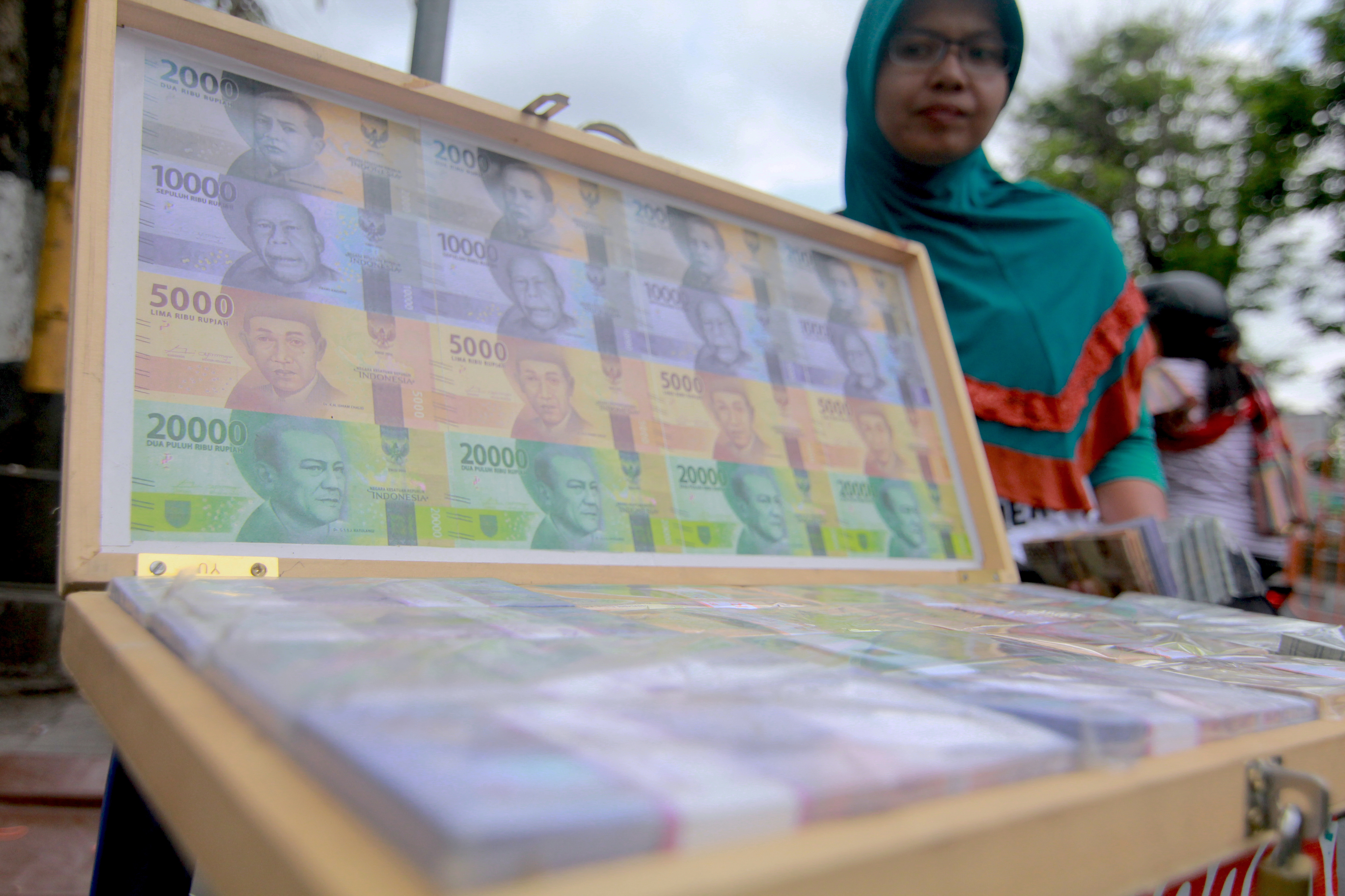 新興市場貨幣相繼走跌，印尼盾貶至20年來低點，印尼民眾開始憂心通貨膨脹壓力。（東方IC）