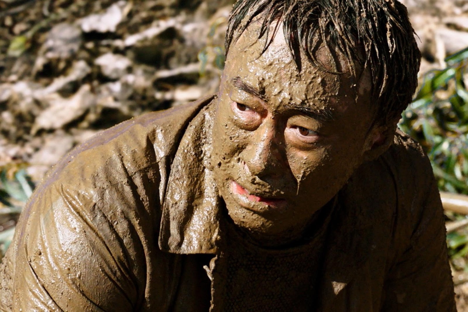 李星民拍攝《致命目擊》被土石流掩埋的戲，差點凍到在泥巴裡失溫昏迷。（采昌國際多媒體提供）