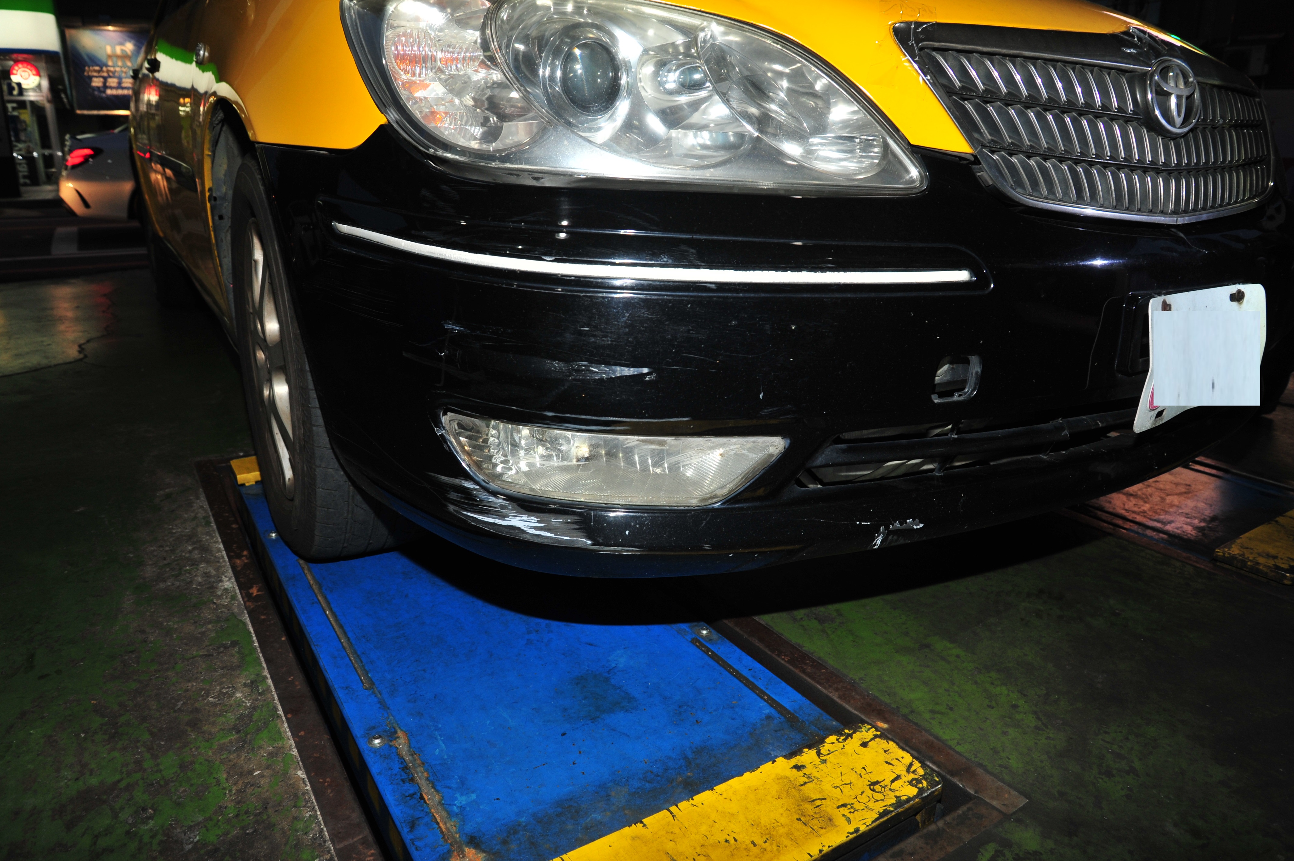 計程車頭有明顯撞擊痕跡。（翻攝畫面）