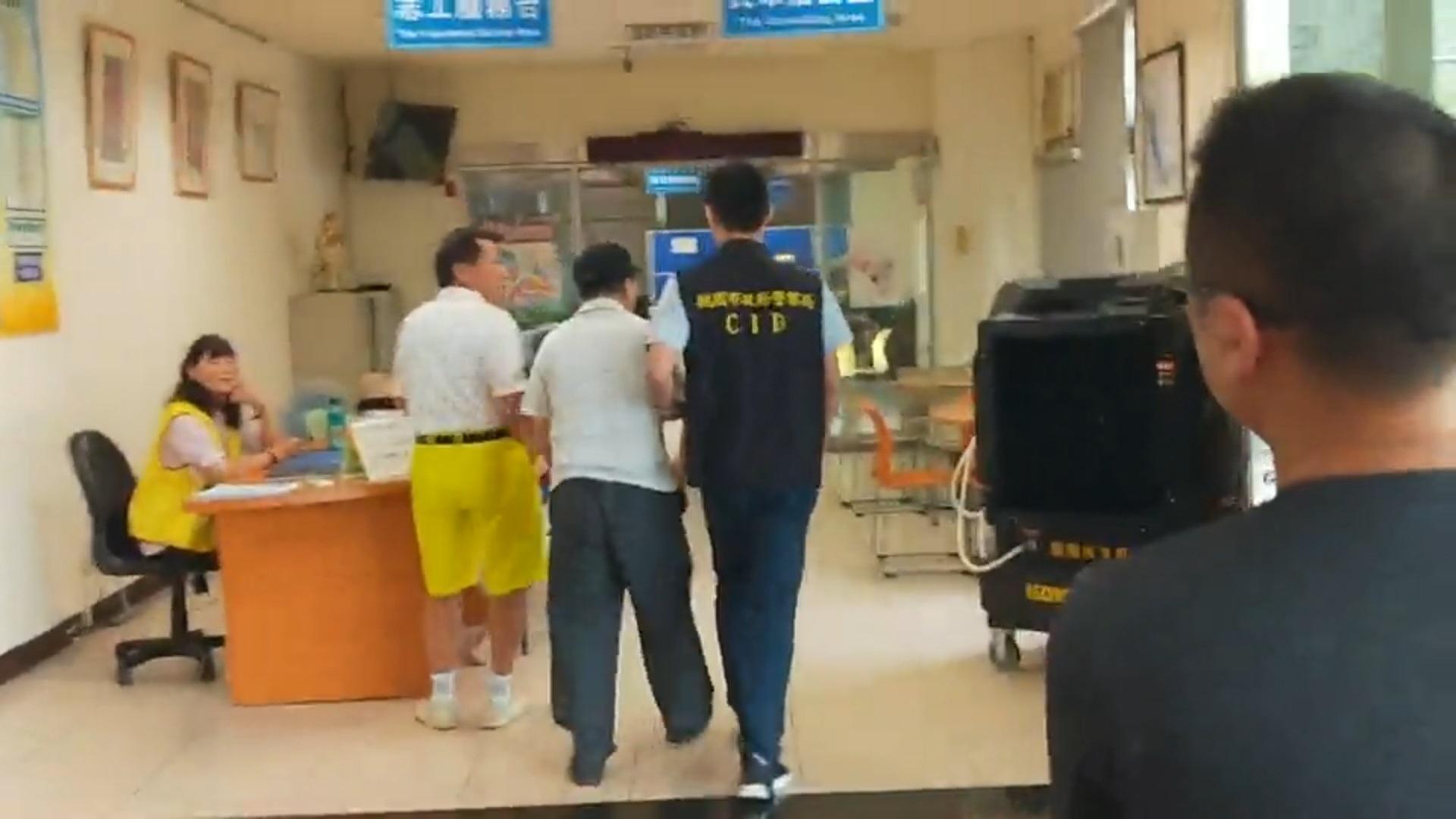 司機到案時一度否認犯行,警方拿出監視器才承認。(翻攝畫面)