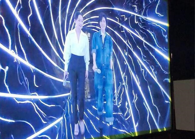 王菲（右）、周迅首度同台參與陸綜《幻樂之城》。（翻攝自微博）