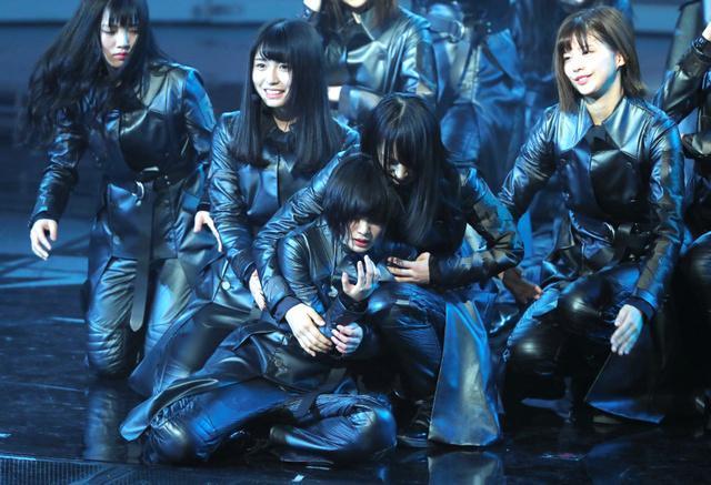 「櫸坂46」的平手友梨奈（中）多災多難，日前摔落舞台。（翻攝朝日新聞網站）