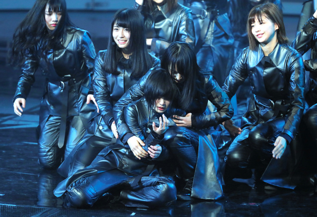 「櫸坂46」的平手友梨奈（中）多災多難，日前摔落舞台。（翻攝朝日新聞網站）