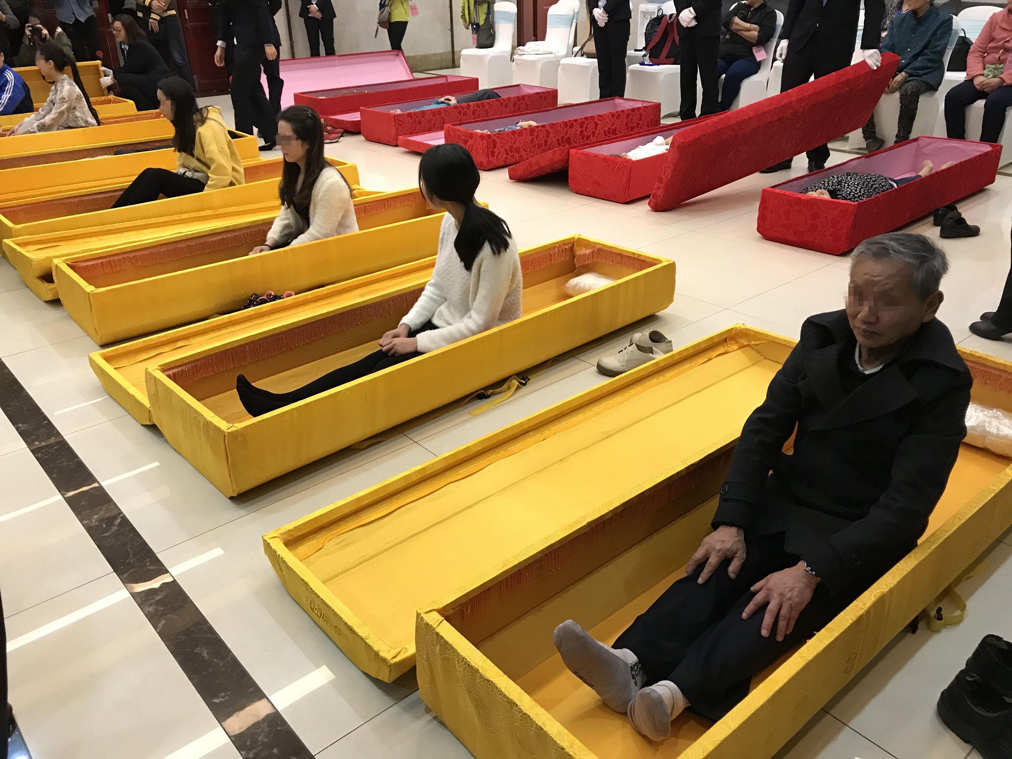 中國重慶一殯儀館舉辦的「生命體驗之旅」，讓民眾體驗自出生到死亡，思索生死的意義。（東方IC）