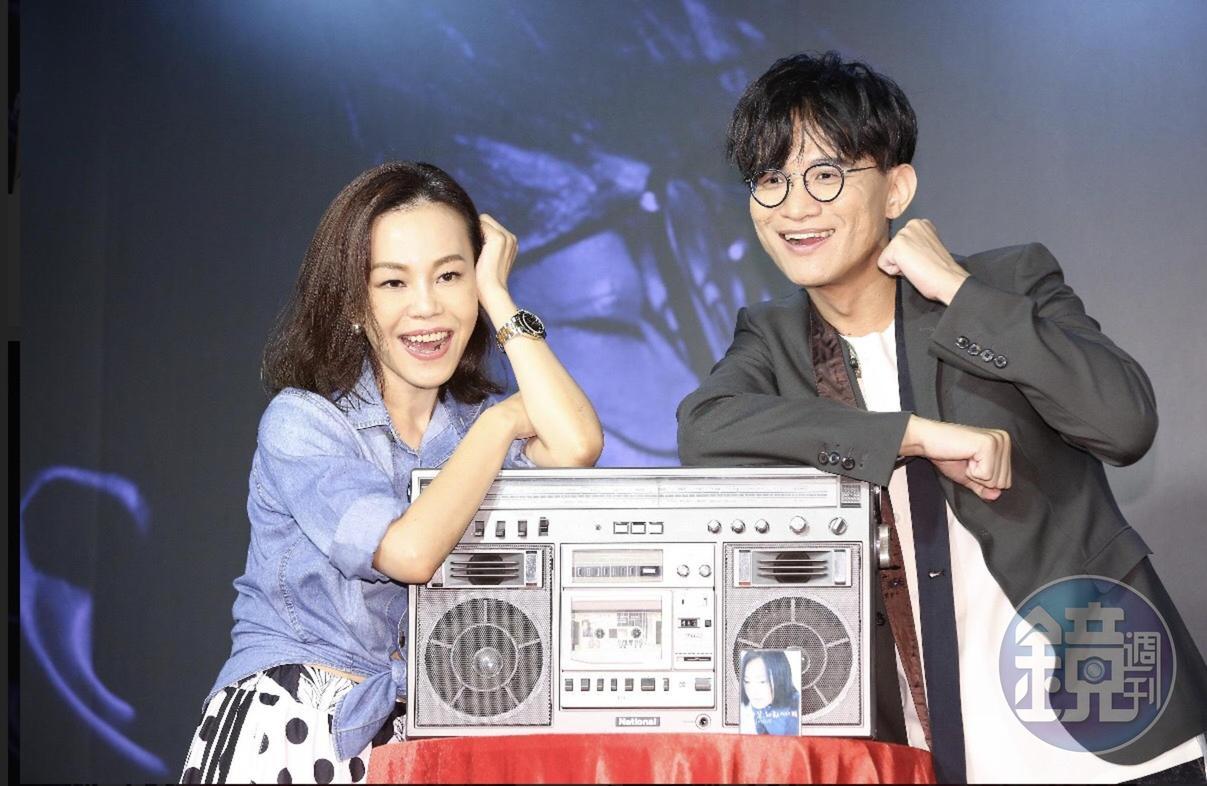 卓義峯時隔10年推新專輯《聽者》,現場演唱〈人格分裂〉。