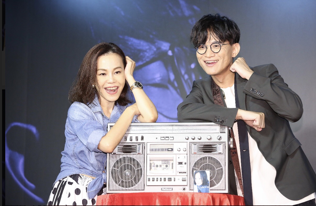 卓義峯時隔10年推新專輯《聽者》，現場演唱〈人格分裂〉。