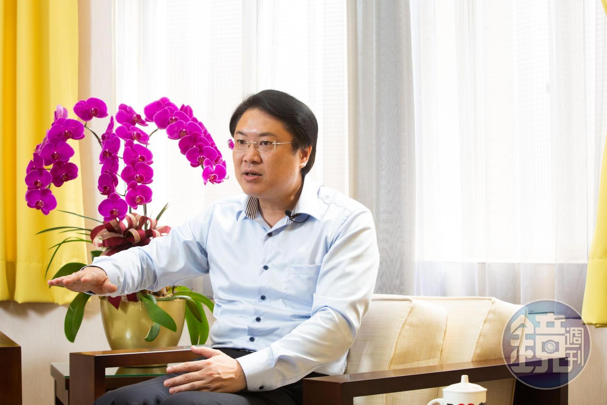 林右昌說，中央聽進他的訴求，於是基隆輕軌捷運由中央政府投資興建，目前已完成可行性評估。