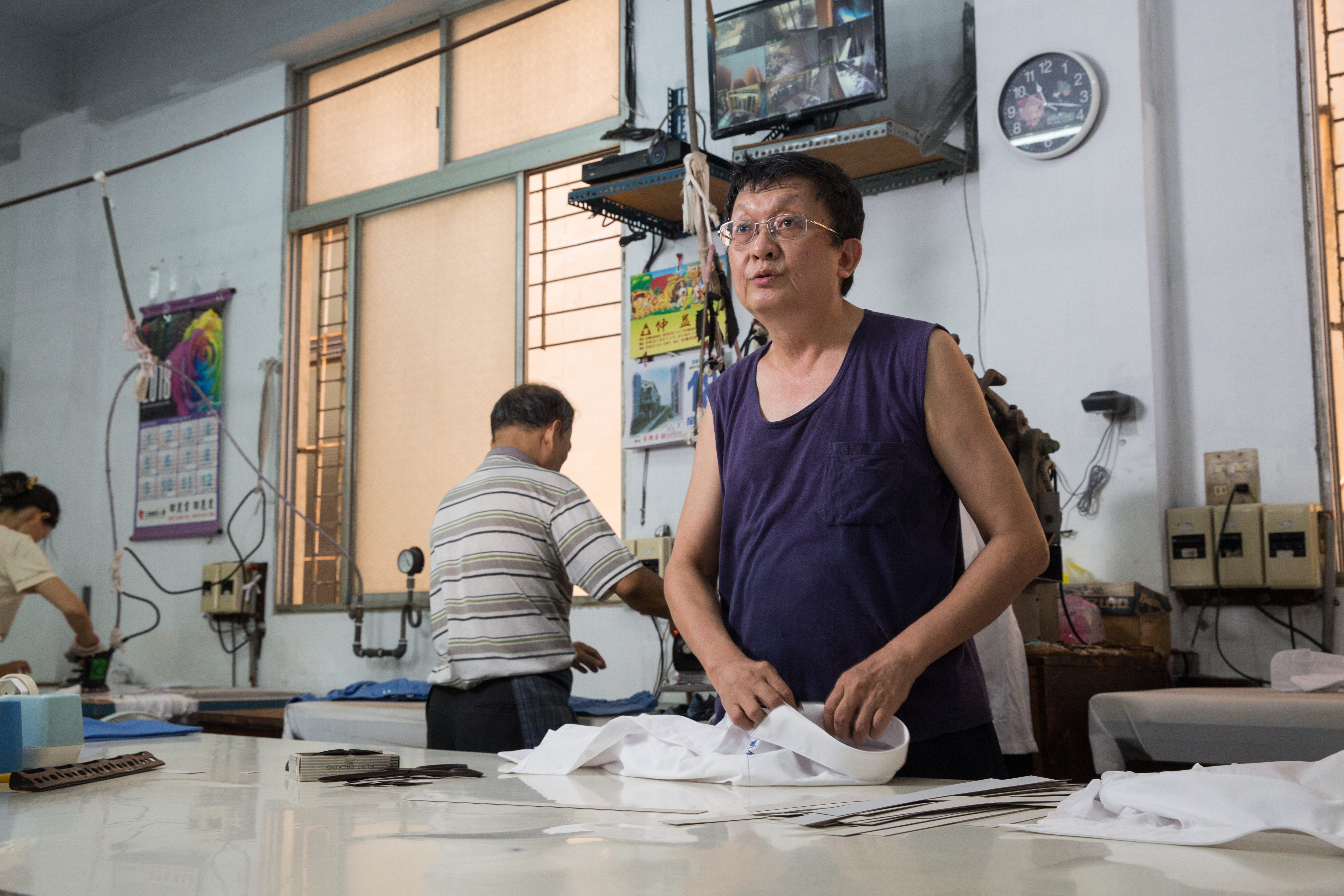 中美牌學生服第二代陳川山（右1）迄今仍承襲父執輩異姓合作的模式經營。