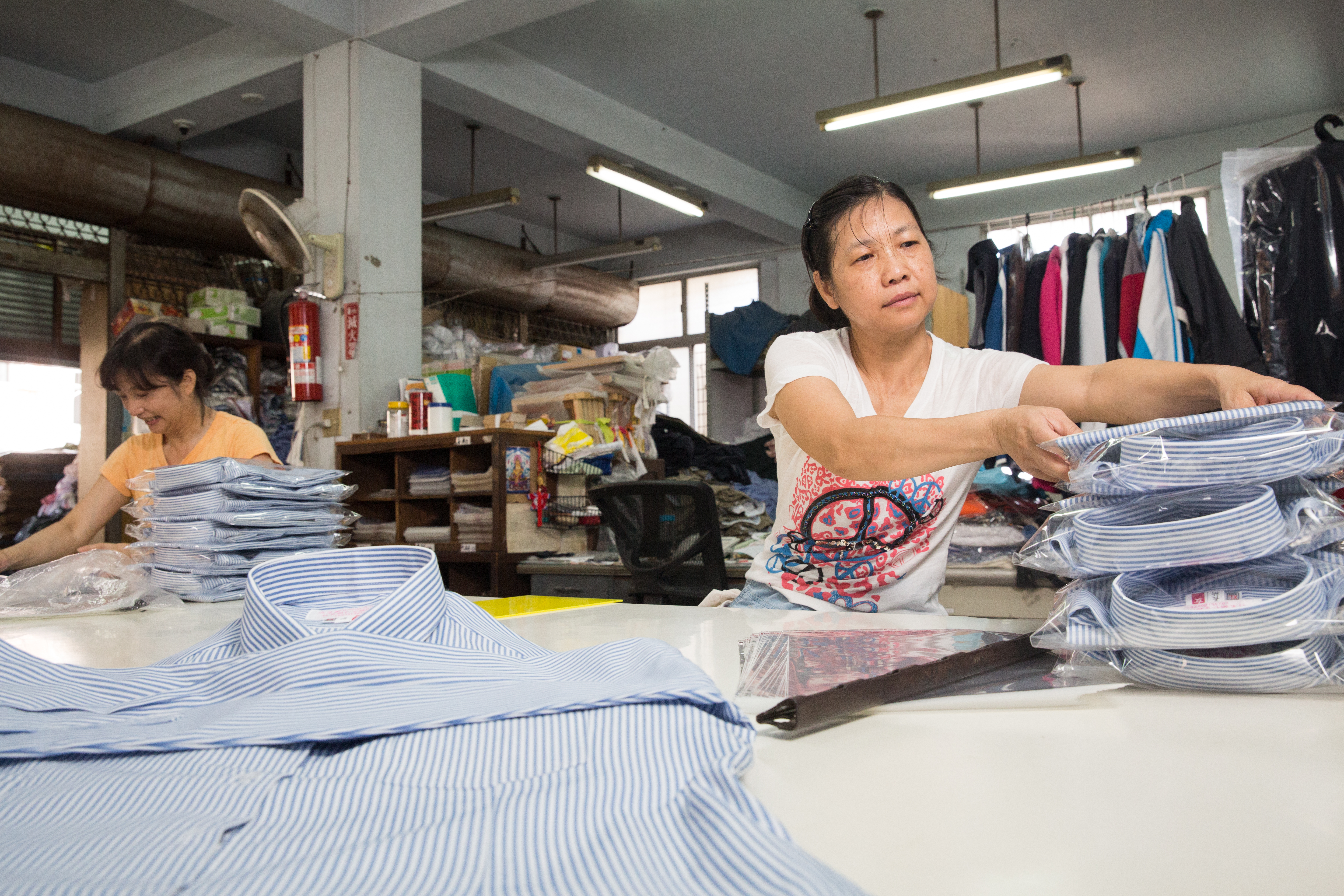 擔心工廠外移影響制服品質，也怕老員工生計不保，中美牌學生服至今仍留在台灣生產。