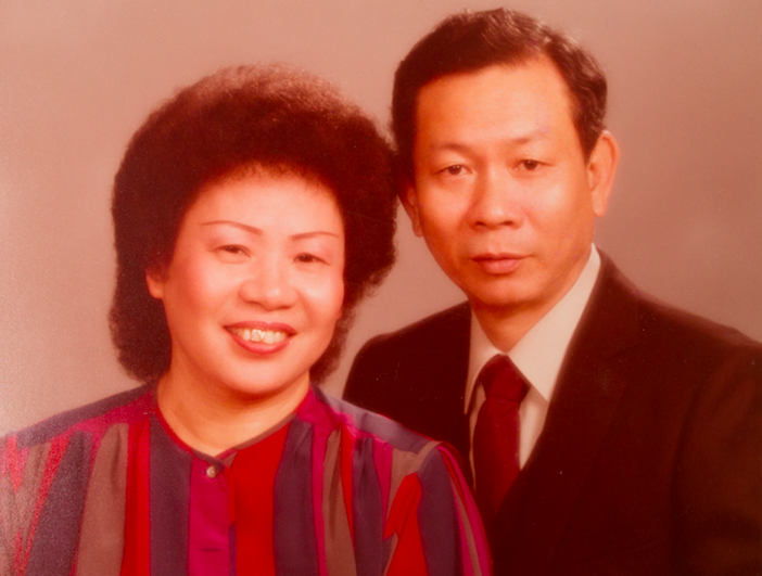 中美牌學生服第一代蔡榮陽（右）與妻子黃金（左）結褵多年、鶼鰈情深。（黃金提供）