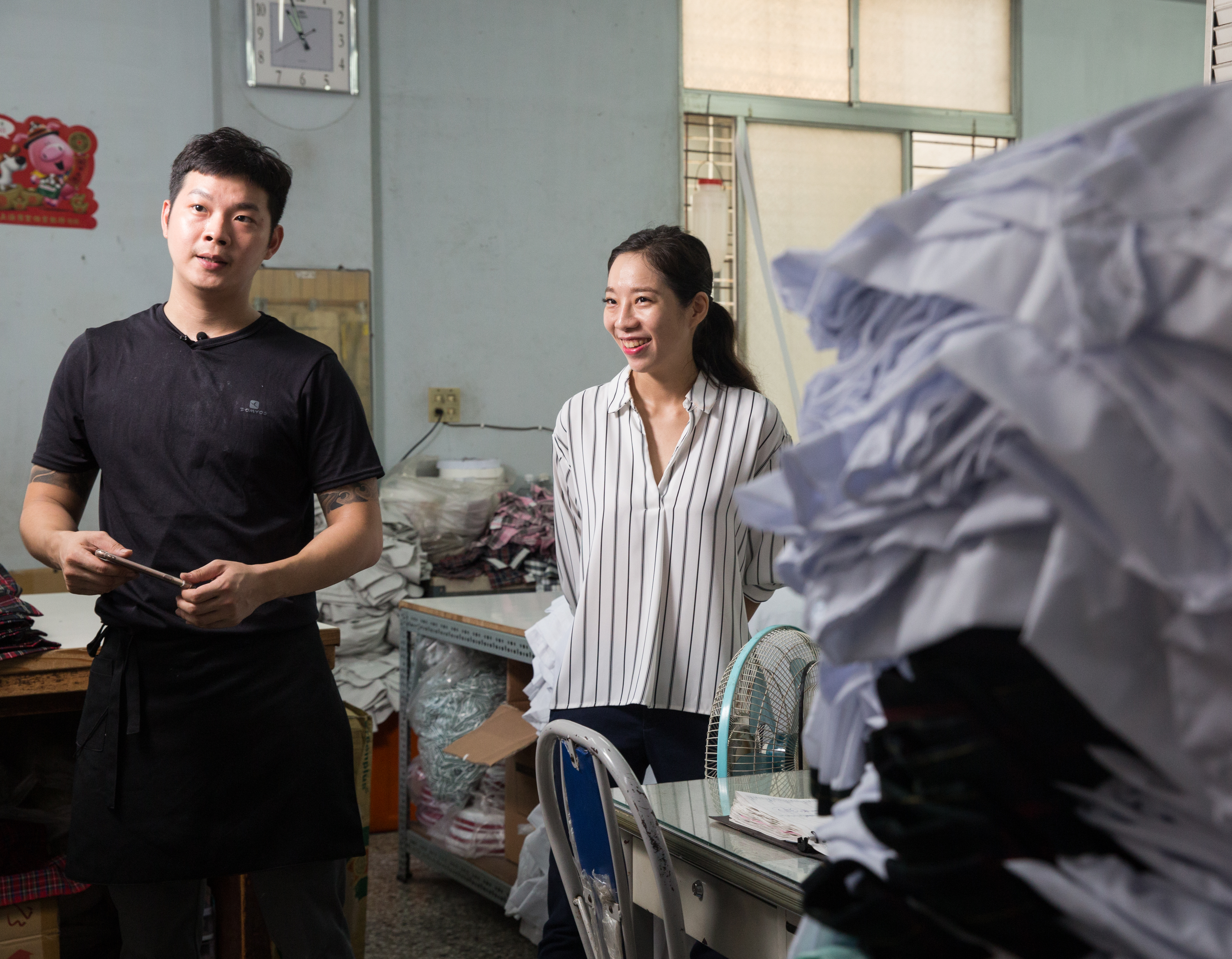 3年前，中美牌學生服第3代蔡旺達（左）、蔡佳霖（右）決定回家幫忙。