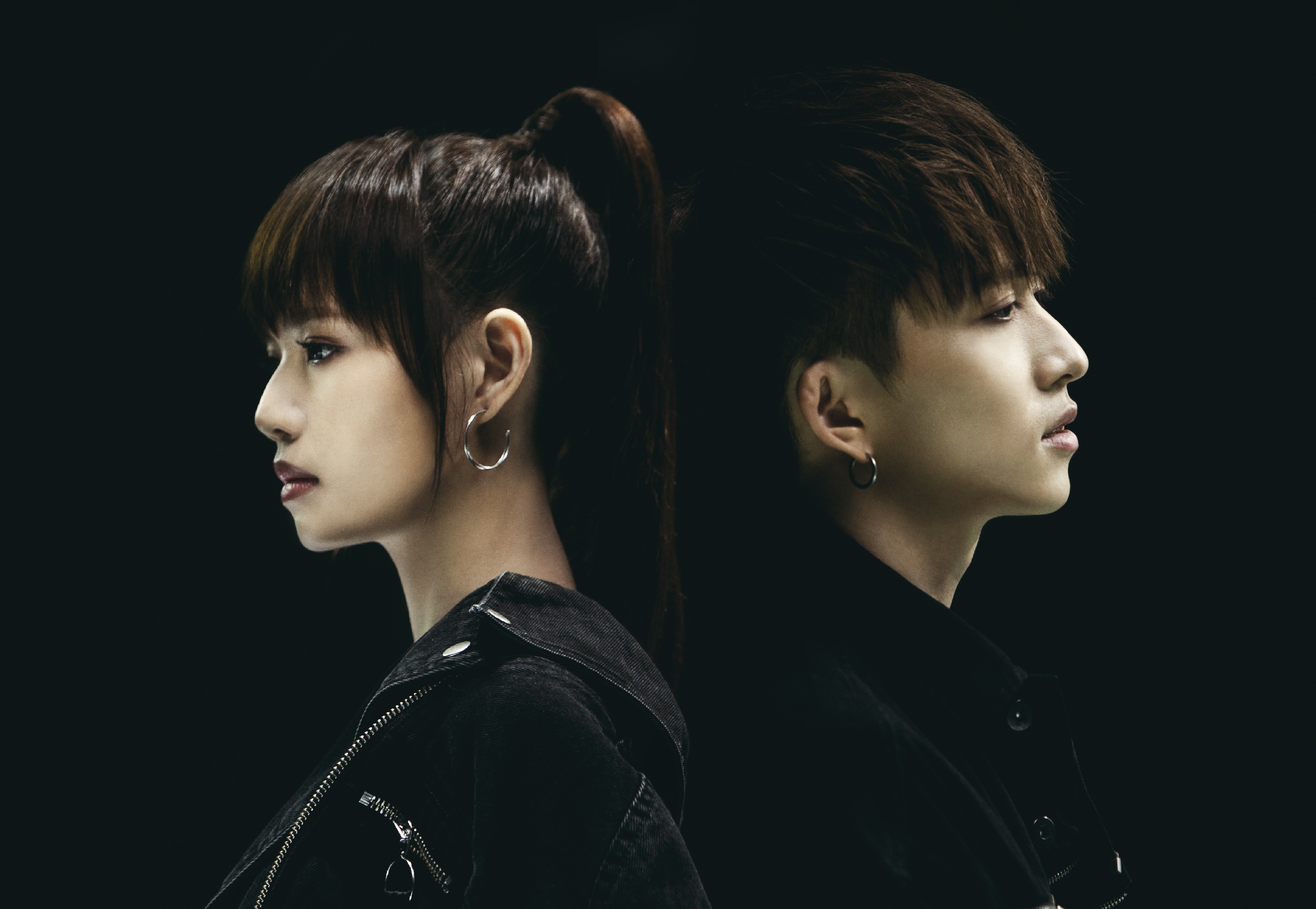 邱鋒澤與文慧如在新加坡已相識多年，二人一直有音樂上的合作，卻苦無自己的作品，一向擅長寫出都市情傷撕裂系的邱鋒澤，直到今年年初寫出了新作品〈憑什麼〉。（原音兄弟提供）