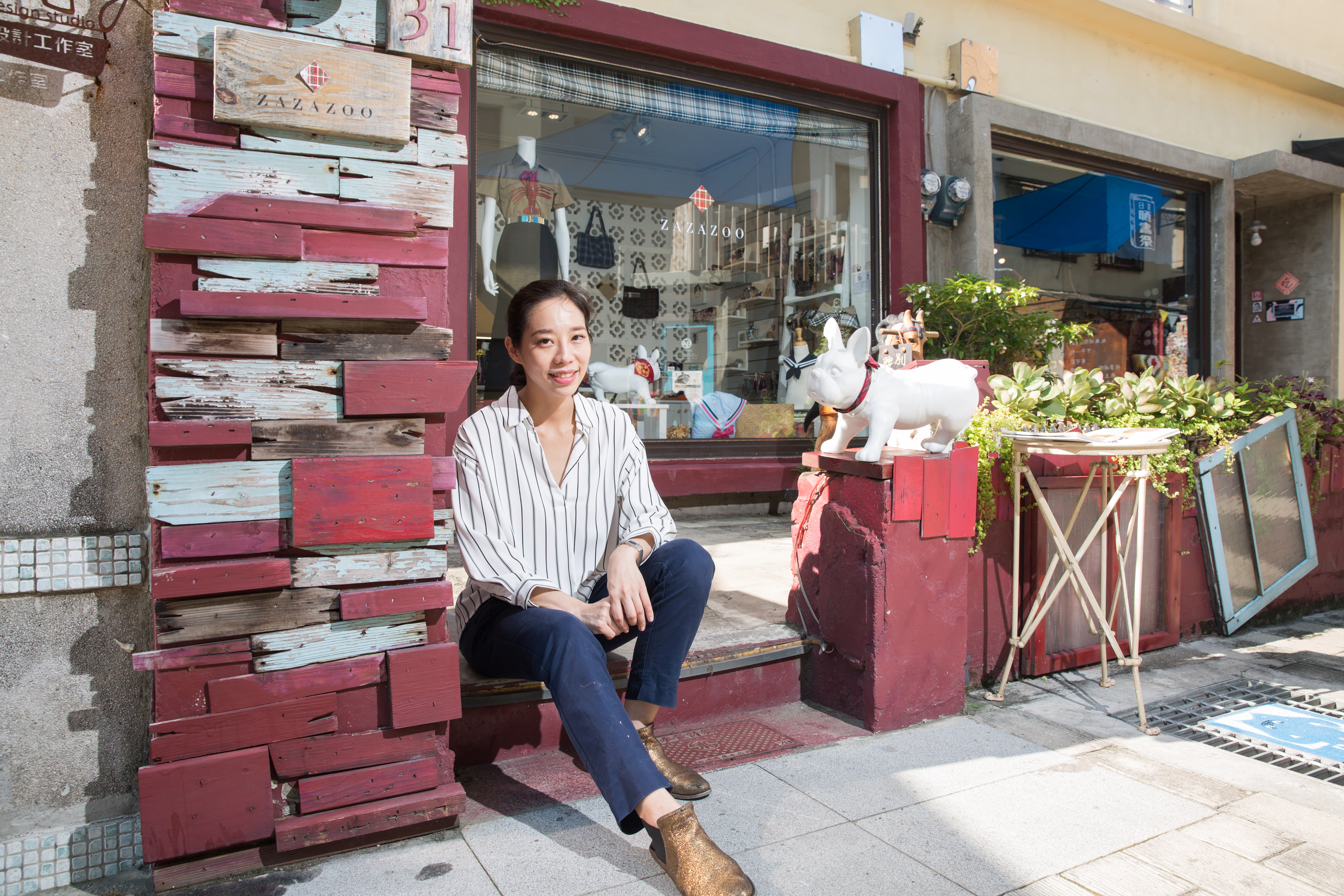 蔡佳霖將制服布料運用在文創和毛小孩商品，自創品牌ZAZAZOO。