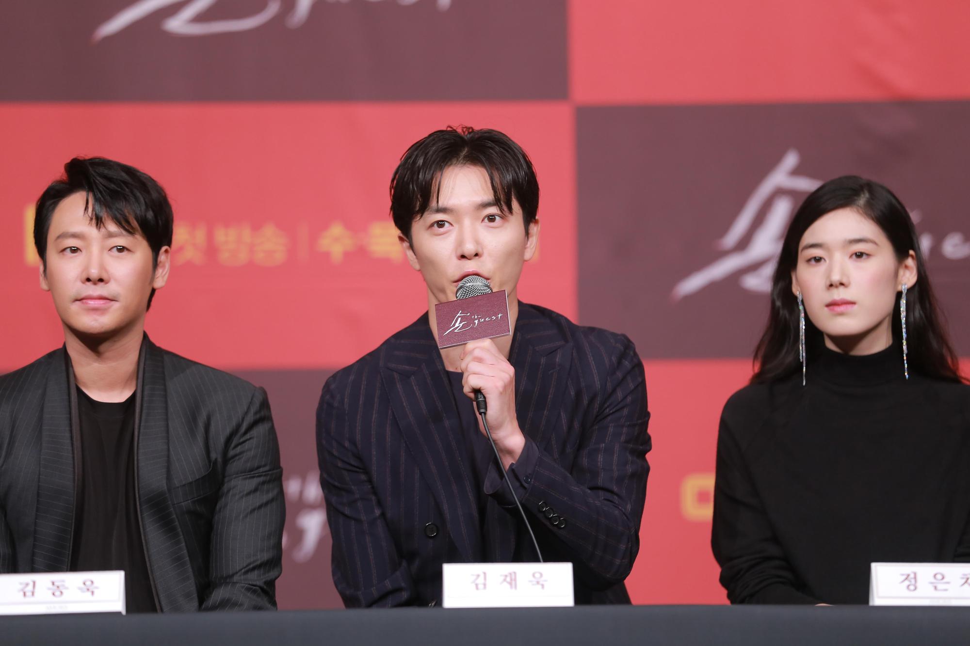金東旭（左起）、金材昱和鄭恩彩為新劇《客：the guest》出席記者會。（東方IC）