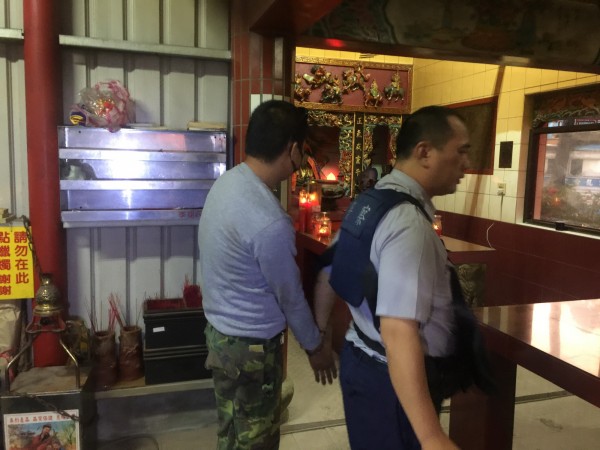 葉男在土地公廟內吸毒，遭警當場逮捕。（警方提供）