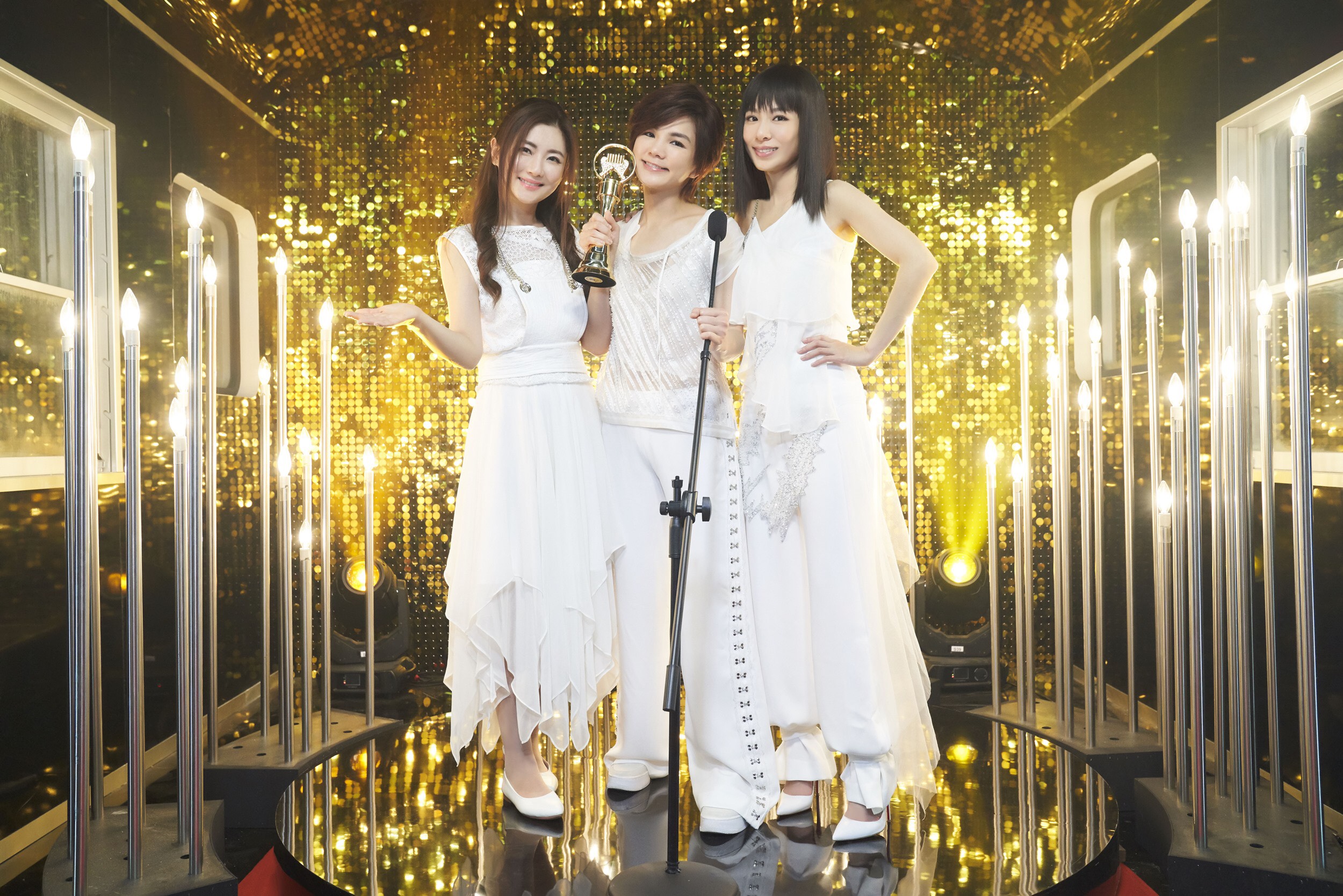 在MV中，S.H.E穿著2003年金曲獎的復刻版禮服，一圓Ella當初受傷，無法出席的遺憾。 （華研提供）