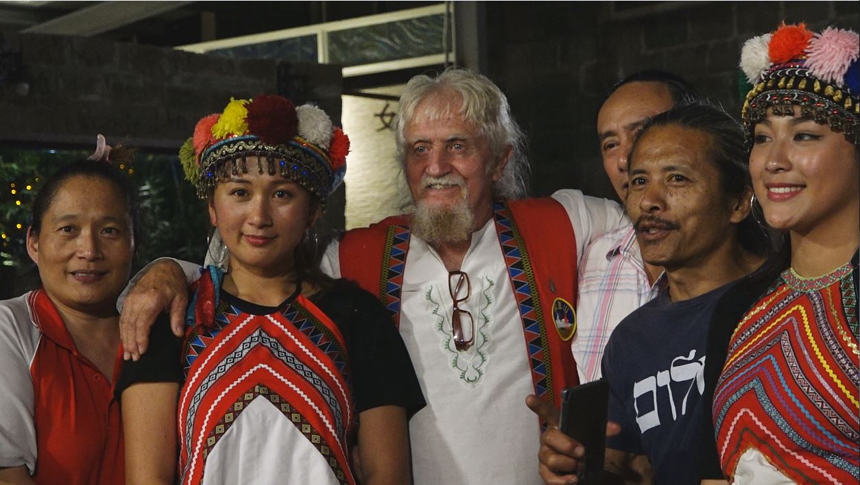 紐西蘭人費爾20年前因為來台尋找失蹤的兒子，和台灣結下不解之緣，他說，「台灣是我第二個家。」圖為他在阿里山來吉部落與鄒族友人重聚。