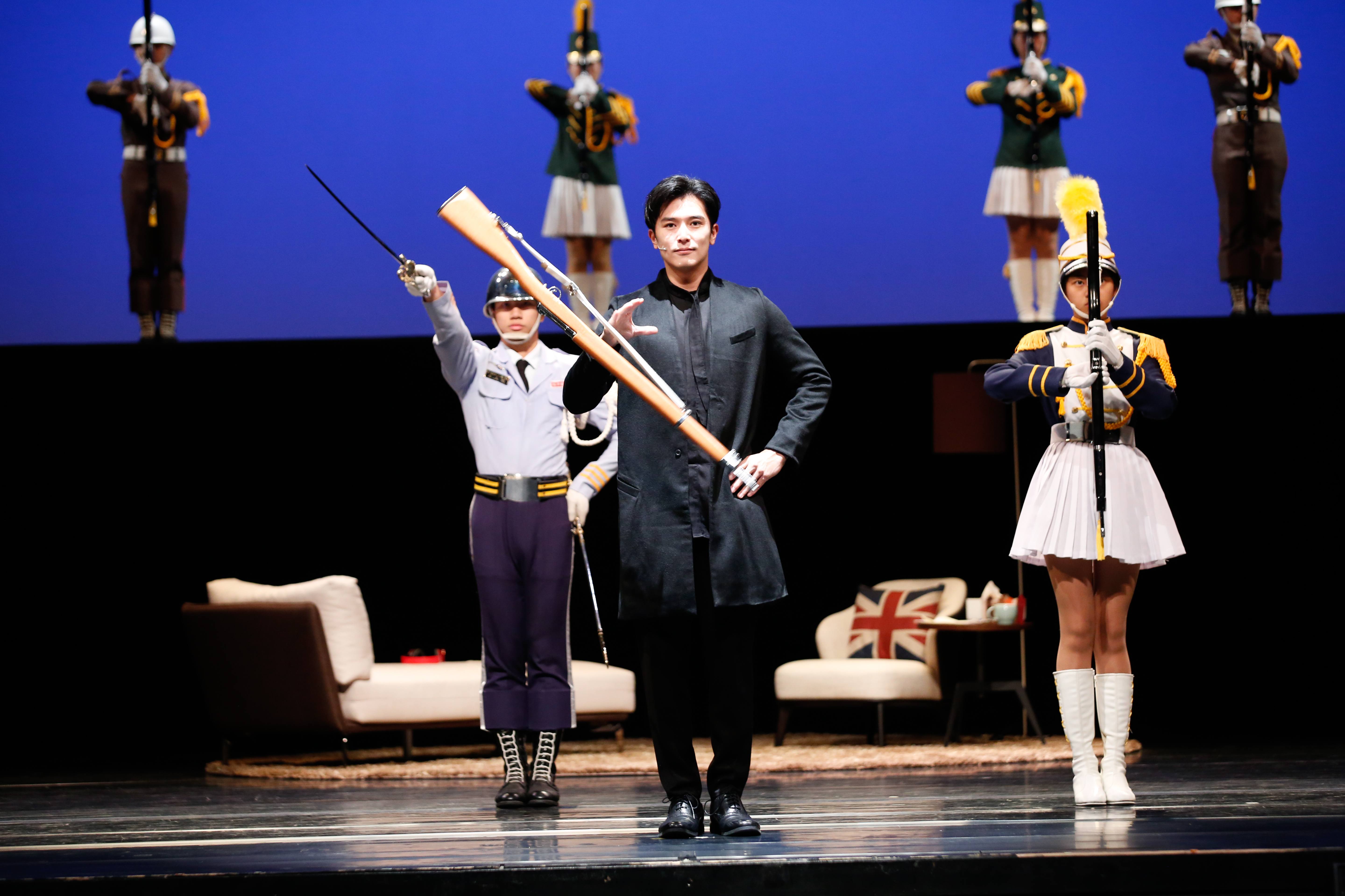 邱澤第一次演舞台劇上演操槍戲碼，運動員出身的他也感到吃不消。