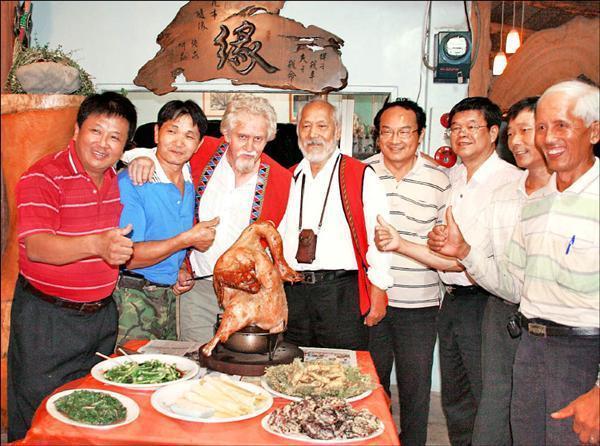當年費爾至阿里山尋子，豐山村和來吉村幾乎是全村動員協助，他也在兩地結交了不少至交好友，其中簡天賞（左二）和鄒族長老Mo'o（中）是費爾最親近的其中兩人。（費爾提供）