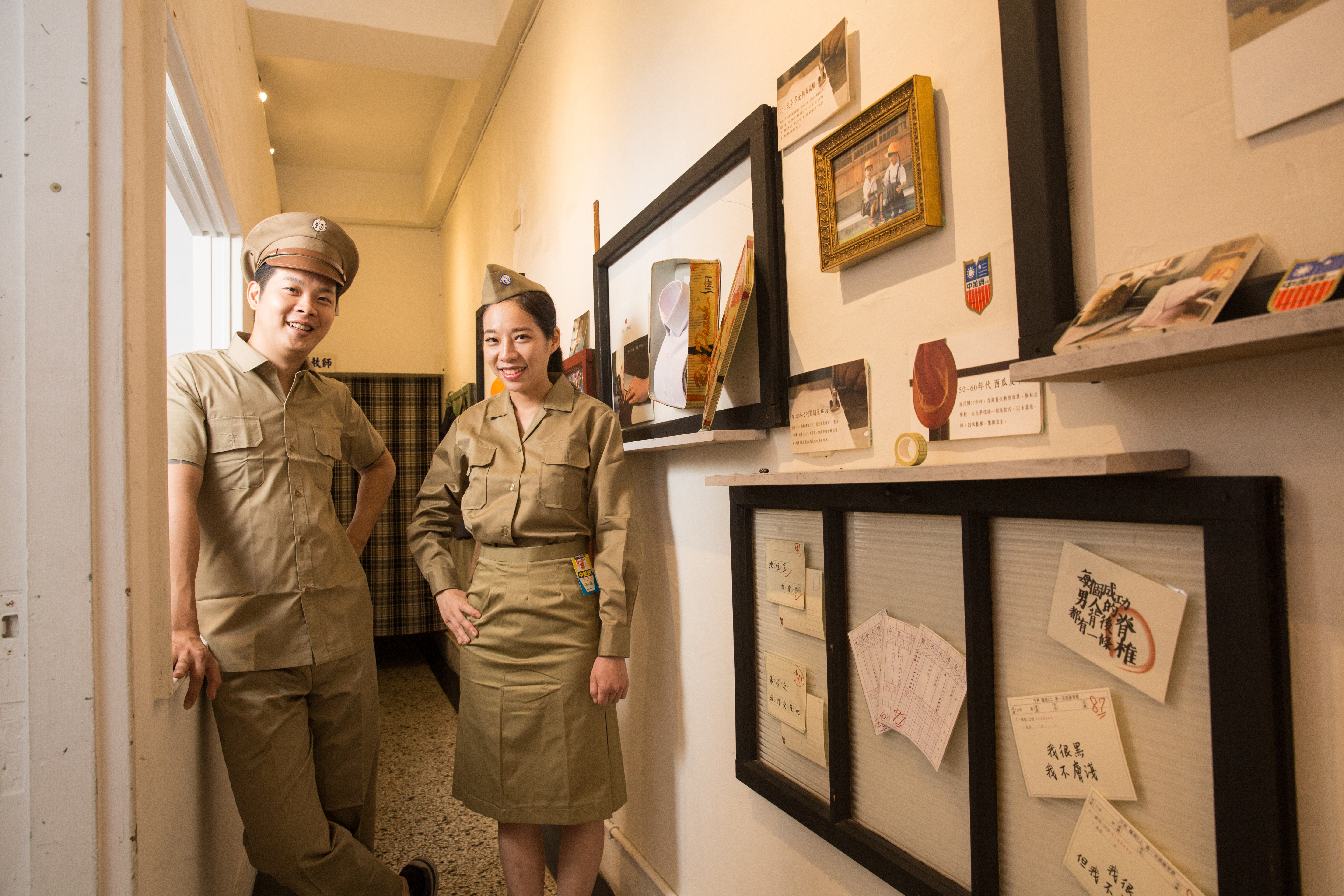 中美牌學生服第3代蔡佳霖（右）與弟弟蔡旺達（左），將老家改為制服故事館，推廣制服文化。