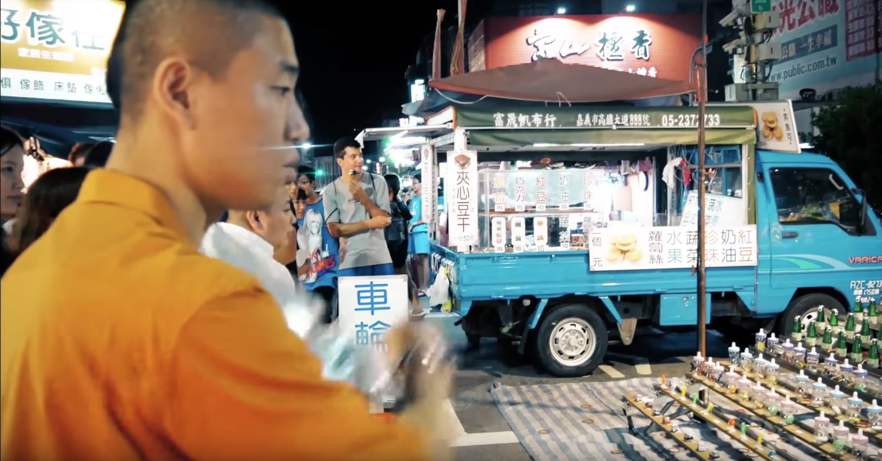 Gary在台東夜市玩套圈圈遊戲,就在套中的那一秒,攝影機卻按下停止鍵,「沒有畫面」。(翻攝自Gary影片)