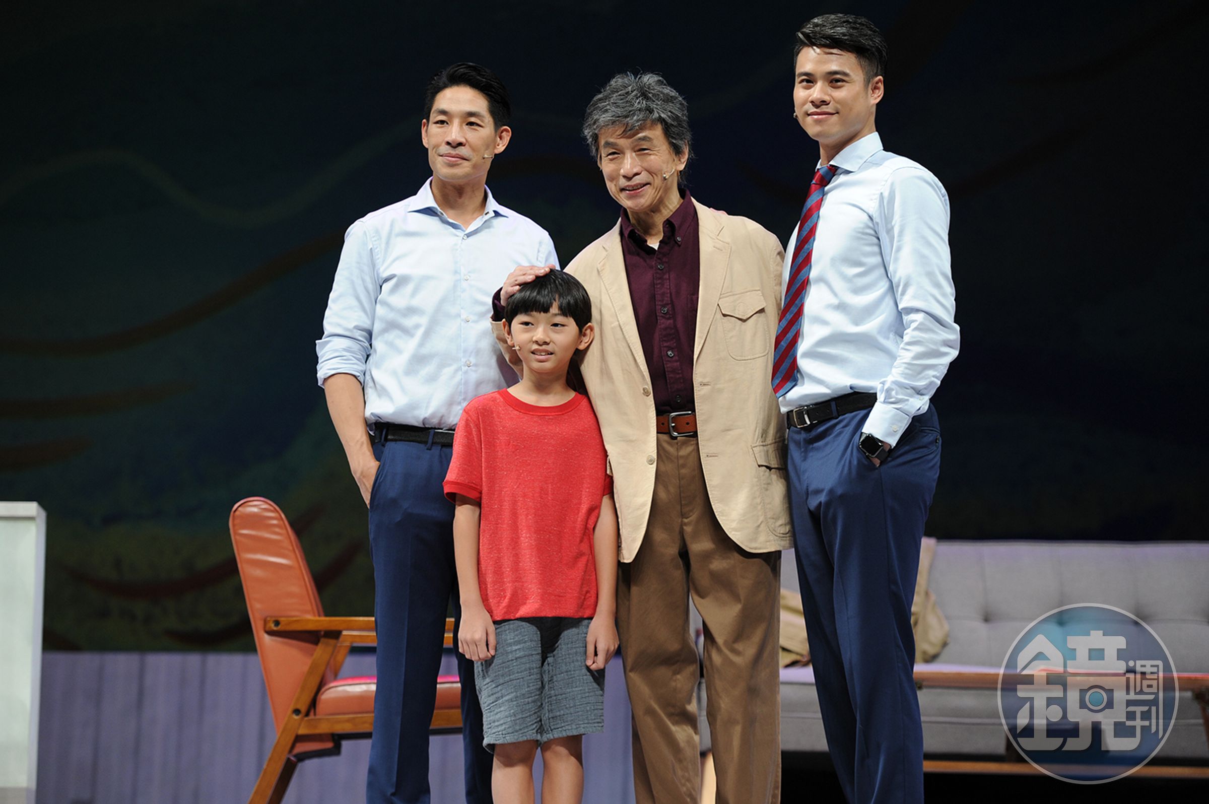 《小兒子》主要演員藍鈞天（左一）與吳定謙（右一）共飾一角，陳玄家（左二）飾演小時候的小兒子與李天柱（右二）精彩對戲。